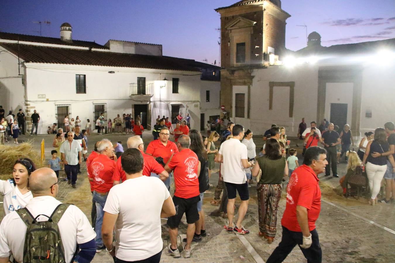 El Llano de Santa María volvió, ayer, a convertirse en el mejor escenario para la tradicional 'quema del rabo del diablo'. Una singular celebración que, en vísperas de la festividad de San Bartolomé, patrón de Jerez, tiene como protagonista al fuego como elemento purificador y está presidida por dos «monigotes» que representan al diablo y la diabla. Sobre el Llano de Santa María los 'Amigos de la quema del rabo del diablo' dispusieron hileras de pasto, formando cuadros, y terminados en un «rabo», a los que se les prendió fuego. Cuando las llamas comenzaron a extinguirse, pequeños y mayores saltaron por encima de ellas.