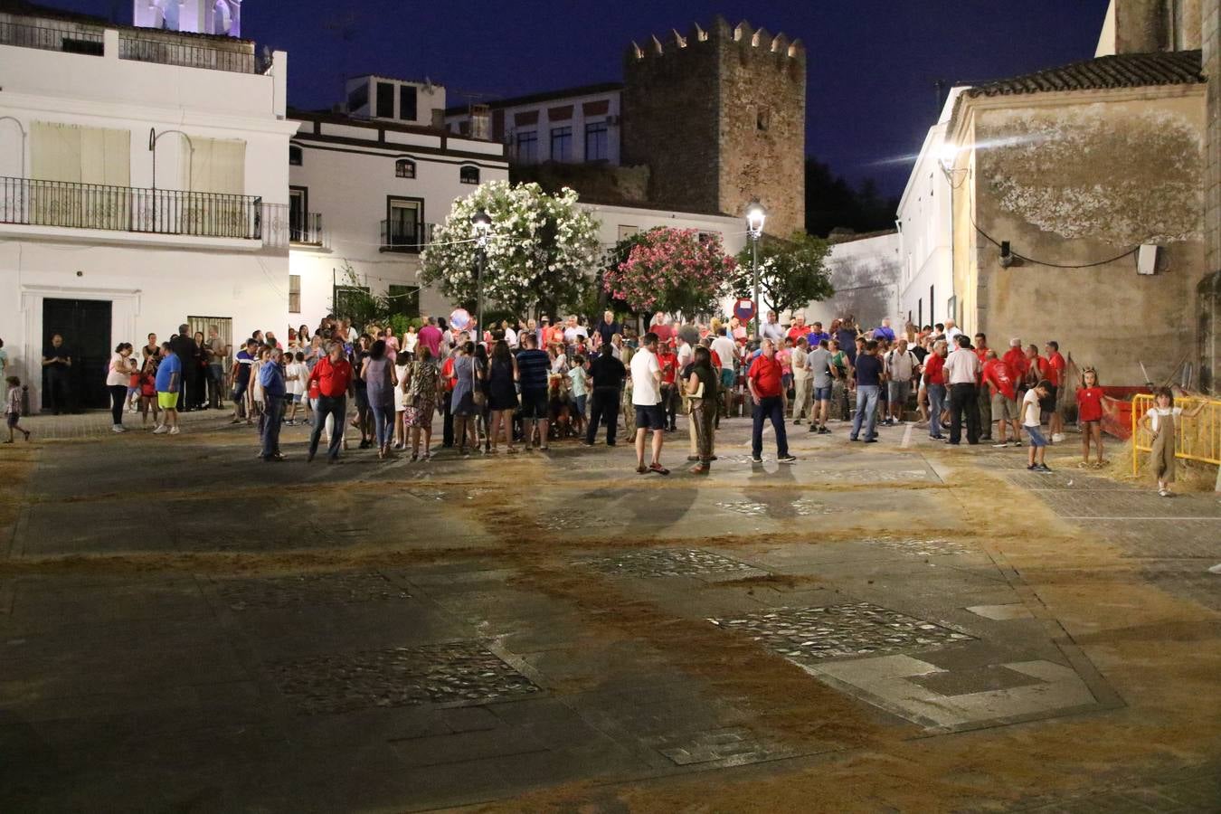 El Llano de Santa María volvió, ayer, a convertirse en el mejor escenario para la tradicional 'quema del rabo del diablo'. Una singular celebración que, en vísperas de la festividad de San Bartolomé, patrón de Jerez, tiene como protagonista al fuego como elemento purificador y está presidida por dos «monigotes» que representan al diablo y la diabla. Sobre el Llano de Santa María los 'Amigos de la quema del rabo del diablo' dispusieron hileras de pasto, formando cuadros, y terminados en un «rabo», a los que se les prendió fuego. Cuando las llamas comenzaron a extinguirse, pequeños y mayores saltaron por encima de ellas.