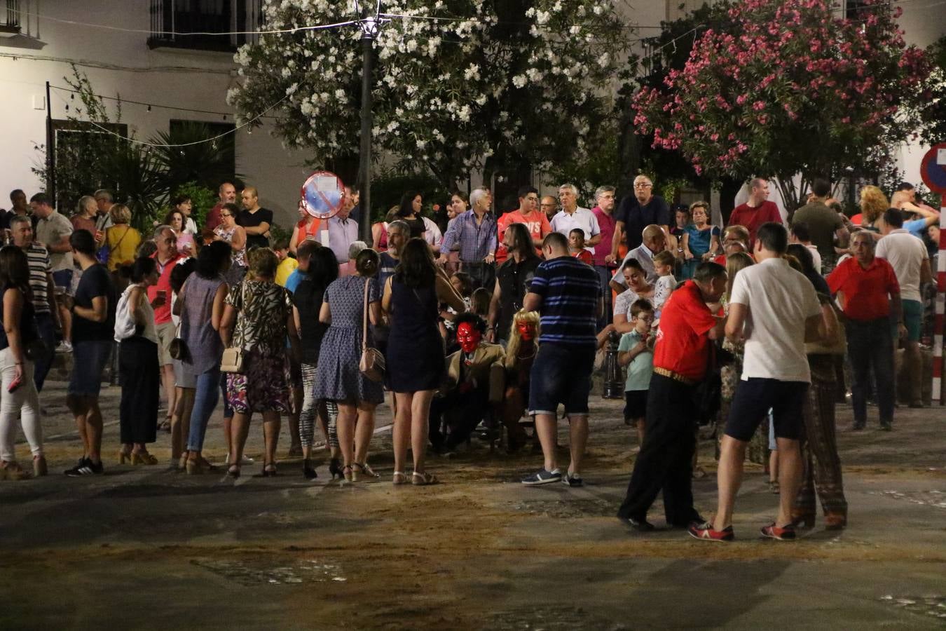 El Llano de Santa María volvió, ayer, a convertirse en el mejor escenario para la tradicional 'quema del rabo del diablo'. Una singular celebración que, en vísperas de la festividad de San Bartolomé, patrón de Jerez, tiene como protagonista al fuego como elemento purificador y está presidida por dos «monigotes» que representan al diablo y la diabla. Sobre el Llano de Santa María los 'Amigos de la quema del rabo del diablo' dispusieron hileras de pasto, formando cuadros, y terminados en un «rabo», a los que se les prendió fuego. Cuando las llamas comenzaron a extinguirse, pequeños y mayores saltaron por encima de ellas.