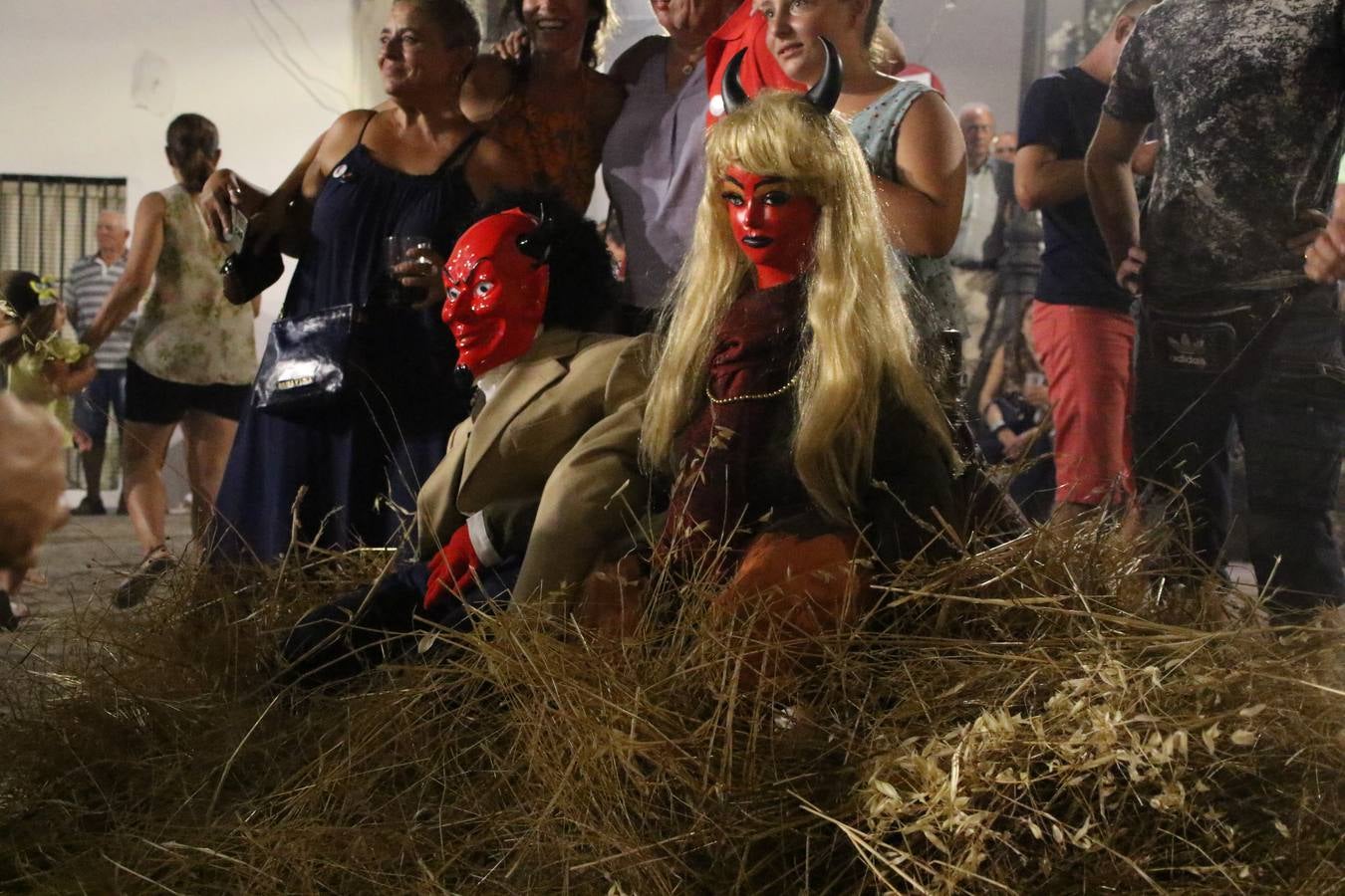El Llano de Santa María volvió, ayer, a convertirse en el mejor escenario para la tradicional 'quema del rabo del diablo'. Una singular celebración que, en vísperas de la festividad de San Bartolomé, patrón de Jerez, tiene como protagonista al fuego como elemento purificador y está presidida por dos «monigotes» que representan al diablo y la diabla. Sobre el Llano de Santa María los 'Amigos de la quema del rabo del diablo' dispusieron hileras de pasto, formando cuadros, y terminados en un «rabo», a los que se les prendió fuego. Cuando las llamas comenzaron a extinguirse, pequeños y mayores saltaron por encima de ellas.