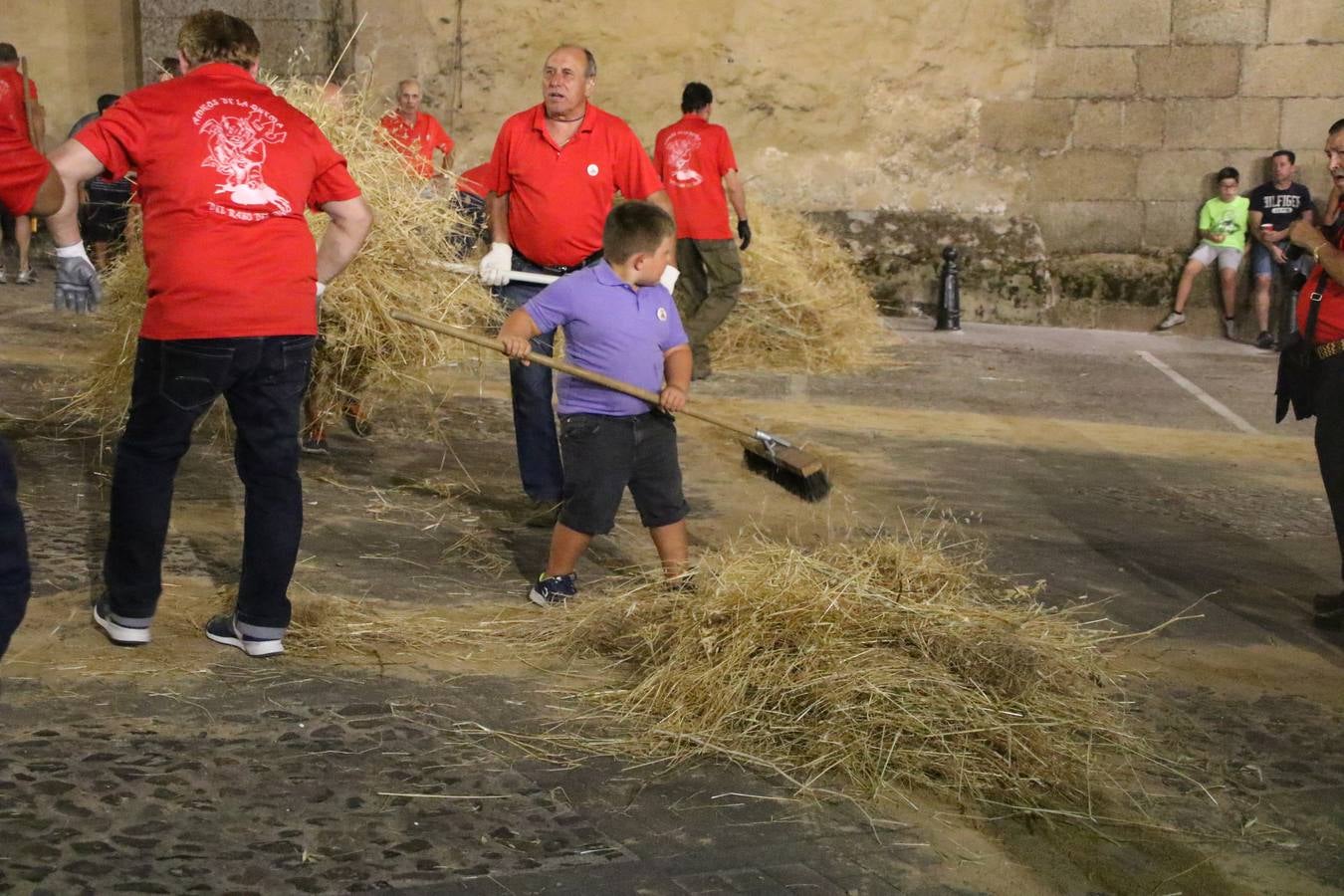 El Llano de Santa María volvió, ayer, a convertirse en el mejor escenario para la tradicional 'quema del rabo del diablo'. Una singular celebración que, en vísperas de la festividad de San Bartolomé, patrón de Jerez, tiene como protagonista al fuego como elemento purificador y está presidida por dos «monigotes» que representan al diablo y la diabla. Sobre el Llano de Santa María los 'Amigos de la quema del rabo del diablo' dispusieron hileras de pasto, formando cuadros, y terminados en un «rabo», a los que se les prendió fuego. Cuando las llamas comenzaron a extinguirse, pequeños y mayores saltaron por encima de ellas.