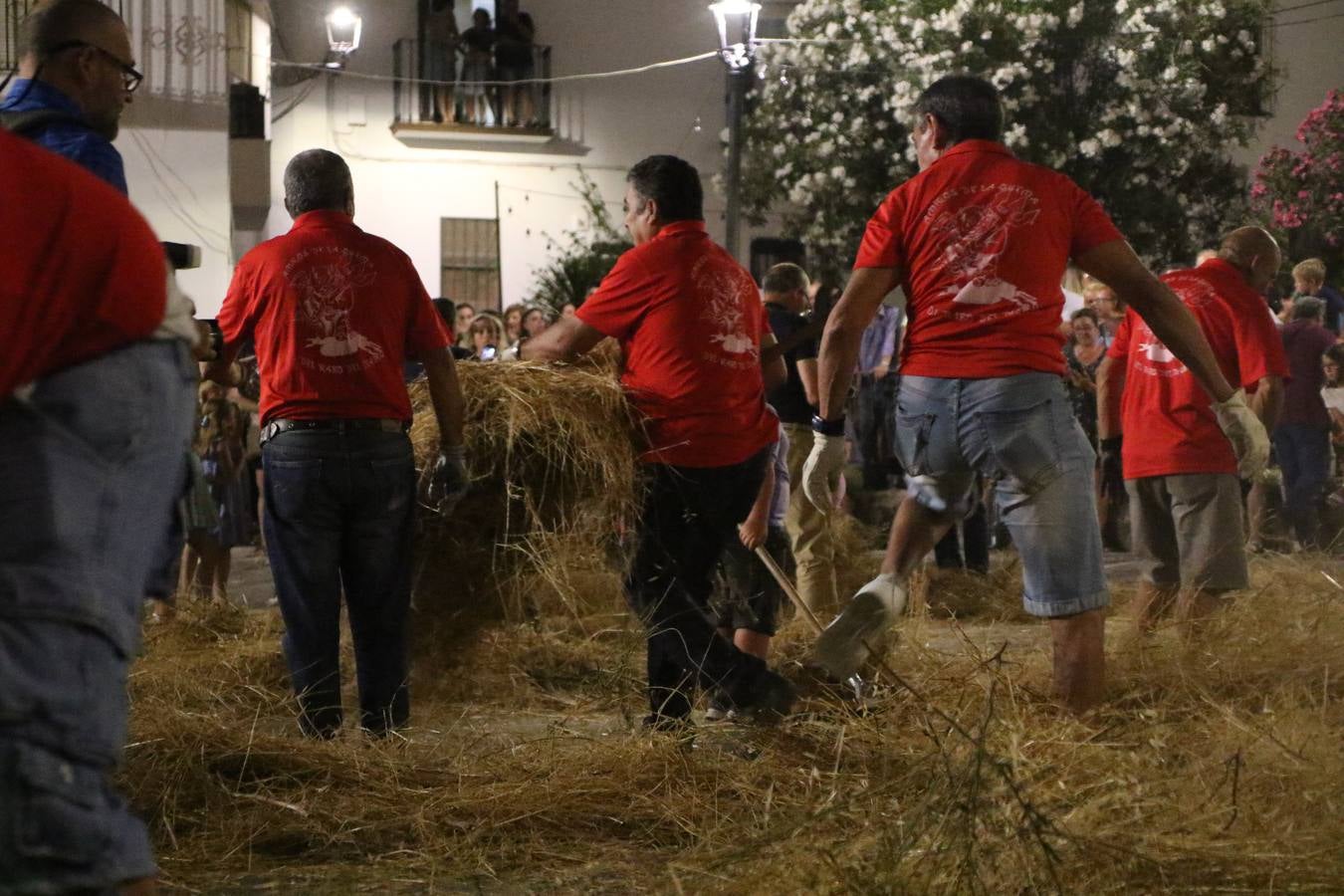 El Llano de Santa María volvió, ayer, a convertirse en el mejor escenario para la tradicional 'quema del rabo del diablo'. Una singular celebración que, en vísperas de la festividad de San Bartolomé, patrón de Jerez, tiene como protagonista al fuego como elemento purificador y está presidida por dos «monigotes» que representan al diablo y la diabla. Sobre el Llano de Santa María los 'Amigos de la quema del rabo del diablo' dispusieron hileras de pasto, formando cuadros, y terminados en un «rabo», a los que se les prendió fuego. Cuando las llamas comenzaron a extinguirse, pequeños y mayores saltaron por encima de ellas.