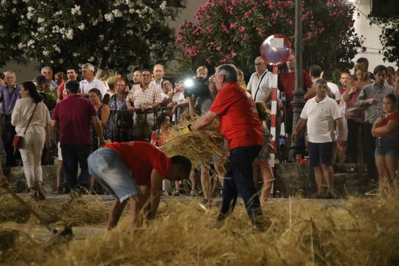 El Llano de Santa María volvió, ayer, a convertirse en el mejor escenario para la tradicional 'quema del rabo del diablo'. Una singular celebración que, en vísperas de la festividad de San Bartolomé, patrón de Jerez, tiene como protagonista al fuego como elemento purificador y está presidida por dos «monigotes» que representan al diablo y la diabla. Sobre el Llano de Santa María los 'Amigos de la quema del rabo del diablo' dispusieron hileras de pasto, formando cuadros, y terminados en un «rabo», a los que se les prendió fuego. Cuando las llamas comenzaron a extinguirse, pequeños y mayores saltaron por encima de ellas.