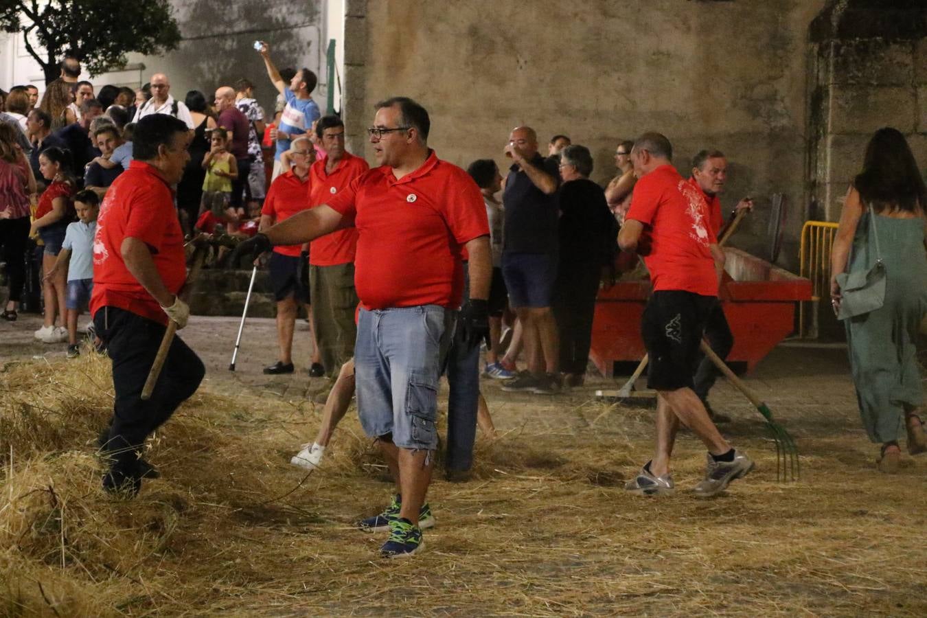 El Llano de Santa María volvió, ayer, a convertirse en el mejor escenario para la tradicional 'quema del rabo del diablo'. Una singular celebración que, en vísperas de la festividad de San Bartolomé, patrón de Jerez, tiene como protagonista al fuego como elemento purificador y está presidida por dos «monigotes» que representan al diablo y la diabla. Sobre el Llano de Santa María los 'Amigos de la quema del rabo del diablo' dispusieron hileras de pasto, formando cuadros, y terminados en un «rabo», a los que se les prendió fuego. Cuando las llamas comenzaron a extinguirse, pequeños y mayores saltaron por encima de ellas.