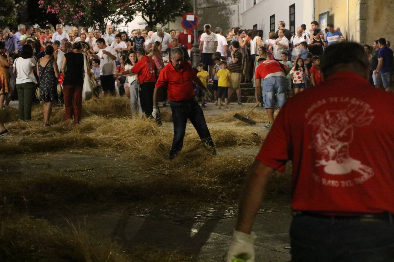 El Llano de Santa María volvió, ayer, a convertirse en el mejor escenario para la tradicional 'quema del rabo del diablo'. Una singular celebración que, en vísperas de la festividad de San Bartolomé, patrón de Jerez, tiene como protagonista al fuego como elemento purificador y está presidida por dos «monigotes» que representan al diablo y la diabla. Sobre el Llano de Santa María los 'Amigos de la quema del rabo del diablo' dispusieron hileras de pasto, formando cuadros, y terminados en un «rabo», a los que se les prendió fuego. Cuando las llamas comenzaron a extinguirse, pequeños y mayores saltaron por encima de ellas.