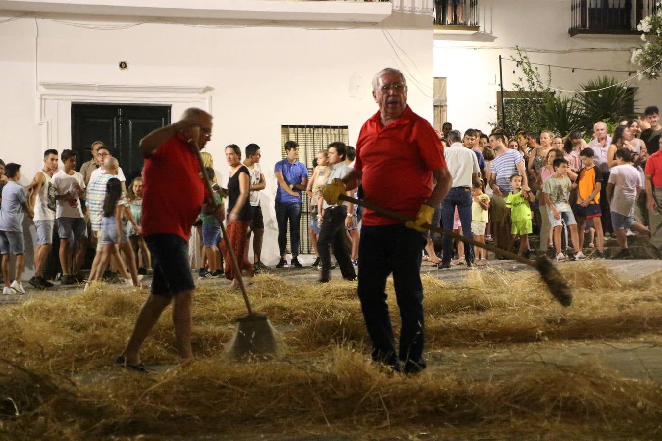 El Llano de Santa María volvió, ayer, a convertirse en el mejor escenario para la tradicional 'quema del rabo del diablo'. Una singular celebración que, en vísperas de la festividad de San Bartolomé, patrón de Jerez, tiene como protagonista al fuego como elemento purificador y está presidida por dos «monigotes» que representan al diablo y la diabla. Sobre el Llano de Santa María los 'Amigos de la quema del rabo del diablo' dispusieron hileras de pasto, formando cuadros, y terminados en un «rabo», a los que se les prendió fuego. Cuando las llamas comenzaron a extinguirse, pequeños y mayores saltaron por encima de ellas.