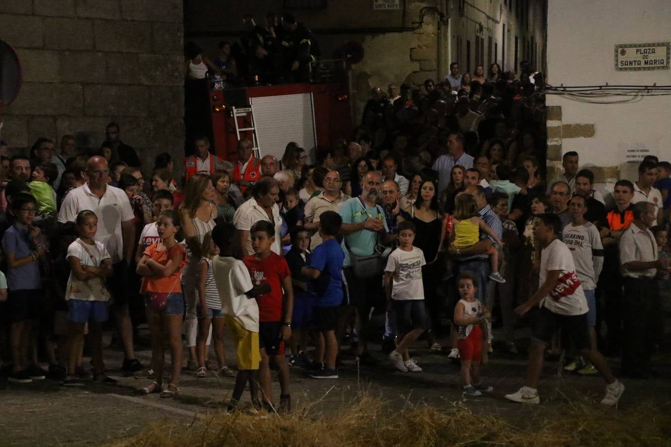 El Llano de Santa María volvió, ayer, a convertirse en el mejor escenario para la tradicional 'quema del rabo del diablo'. Una singular celebración que, en vísperas de la festividad de San Bartolomé, patrón de Jerez, tiene como protagonista al fuego como elemento purificador y está presidida por dos «monigotes» que representan al diablo y la diabla. Sobre el Llano de Santa María los 'Amigos de la quema del rabo del diablo' dispusieron hileras de pasto, formando cuadros, y terminados en un «rabo», a los que se les prendió fuego. Cuando las llamas comenzaron a extinguirse, pequeños y mayores saltaron por encima de ellas.
