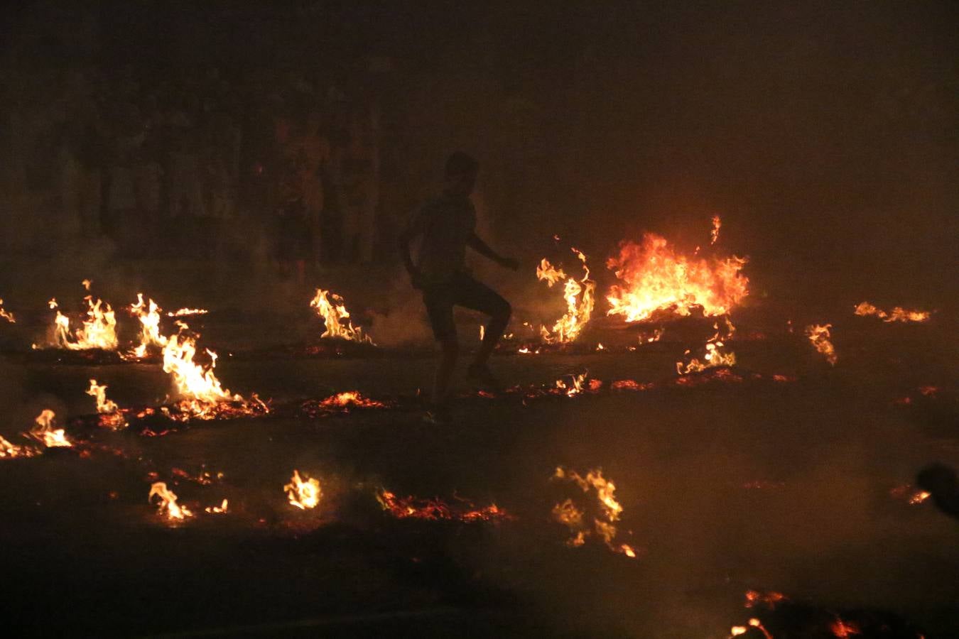 El Llano de Santa María volvió, ayer, a convertirse en el mejor escenario para la tradicional 'quema del rabo del diablo'. Una singular celebración que, en vísperas de la festividad de San Bartolomé, patrón de Jerez, tiene como protagonista al fuego como elemento purificador y está presidida por dos «monigotes» que representan al diablo y la diabla. Sobre el Llano de Santa María los 'Amigos de la quema del rabo del diablo' dispusieron hileras de pasto, formando cuadros, y terminados en un «rabo», a los que se les prendió fuego. Cuando las llamas comenzaron a extinguirse, pequeños y mayores saltaron por encima de ellas.