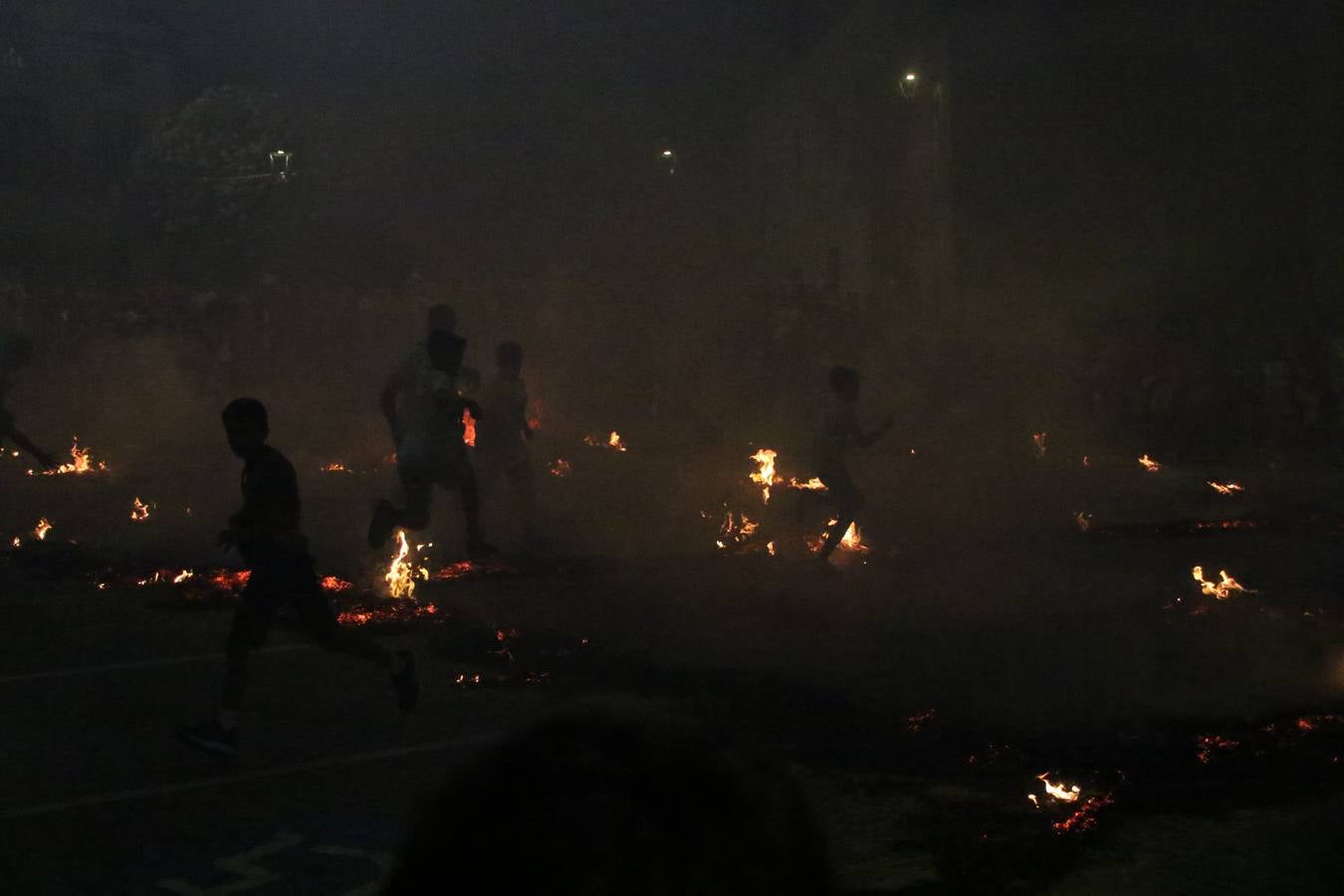 El Llano de Santa María volvió, ayer, a convertirse en el mejor escenario para la tradicional 'quema del rabo del diablo'. Una singular celebración que, en vísperas de la festividad de San Bartolomé, patrón de Jerez, tiene como protagonista al fuego como elemento purificador y está presidida por dos «monigotes» que representan al diablo y la diabla. Sobre el Llano de Santa María los 'Amigos de la quema del rabo del diablo' dispusieron hileras de pasto, formando cuadros, y terminados en un «rabo», a los que se les prendió fuego. Cuando las llamas comenzaron a extinguirse, pequeños y mayores saltaron por encima de ellas.