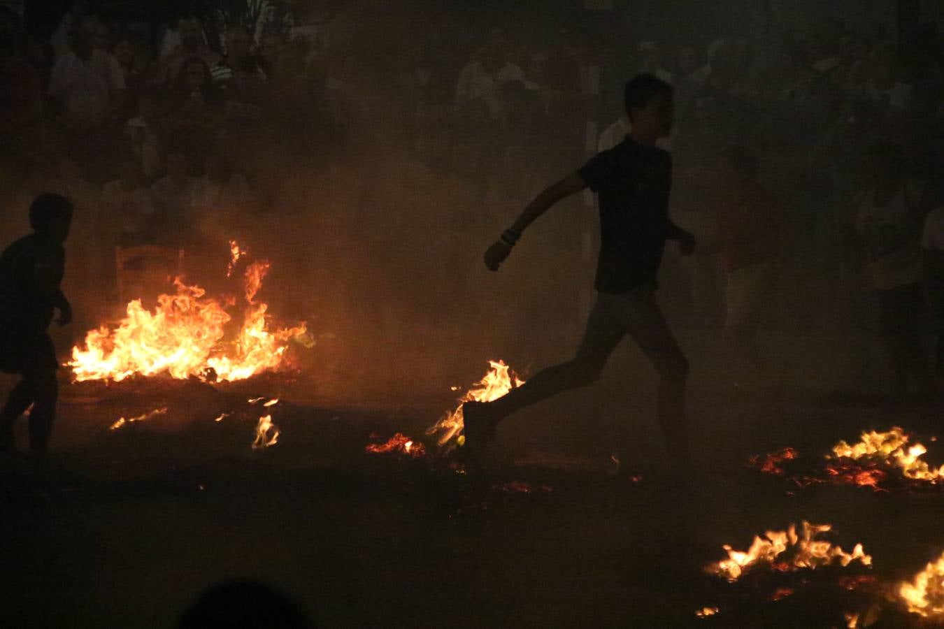 El Llano de Santa María volvió, ayer, a convertirse en el mejor escenario para la tradicional 'quema del rabo del diablo'. Una singular celebración que, en vísperas de la festividad de San Bartolomé, patrón de Jerez, tiene como protagonista al fuego como elemento purificador y está presidida por dos «monigotes» que representan al diablo y la diabla. Sobre el Llano de Santa María los 'Amigos de la quema del rabo del diablo' dispusieron hileras de pasto, formando cuadros, y terminados en un «rabo», a los que se les prendió fuego. Cuando las llamas comenzaron a extinguirse, pequeños y mayores saltaron por encima de ellas.