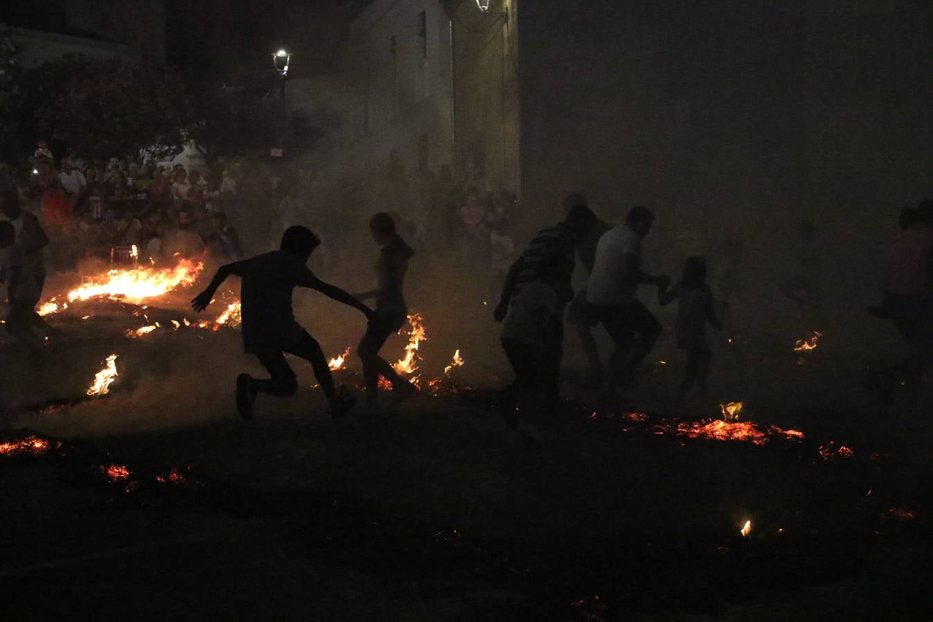 El Llano de Santa María volvió, ayer, a convertirse en el mejor escenario para la tradicional 'quema del rabo del diablo'. Una singular celebración que, en vísperas de la festividad de San Bartolomé, patrón de Jerez, tiene como protagonista al fuego como elemento purificador y está presidida por dos «monigotes» que representan al diablo y la diabla. Sobre el Llano de Santa María los 'Amigos de la quema del rabo del diablo' dispusieron hileras de pasto, formando cuadros, y terminados en un «rabo», a los que se les prendió fuego. Cuando las llamas comenzaron a extinguirse, pequeños y mayores saltaron por encima de ellas.