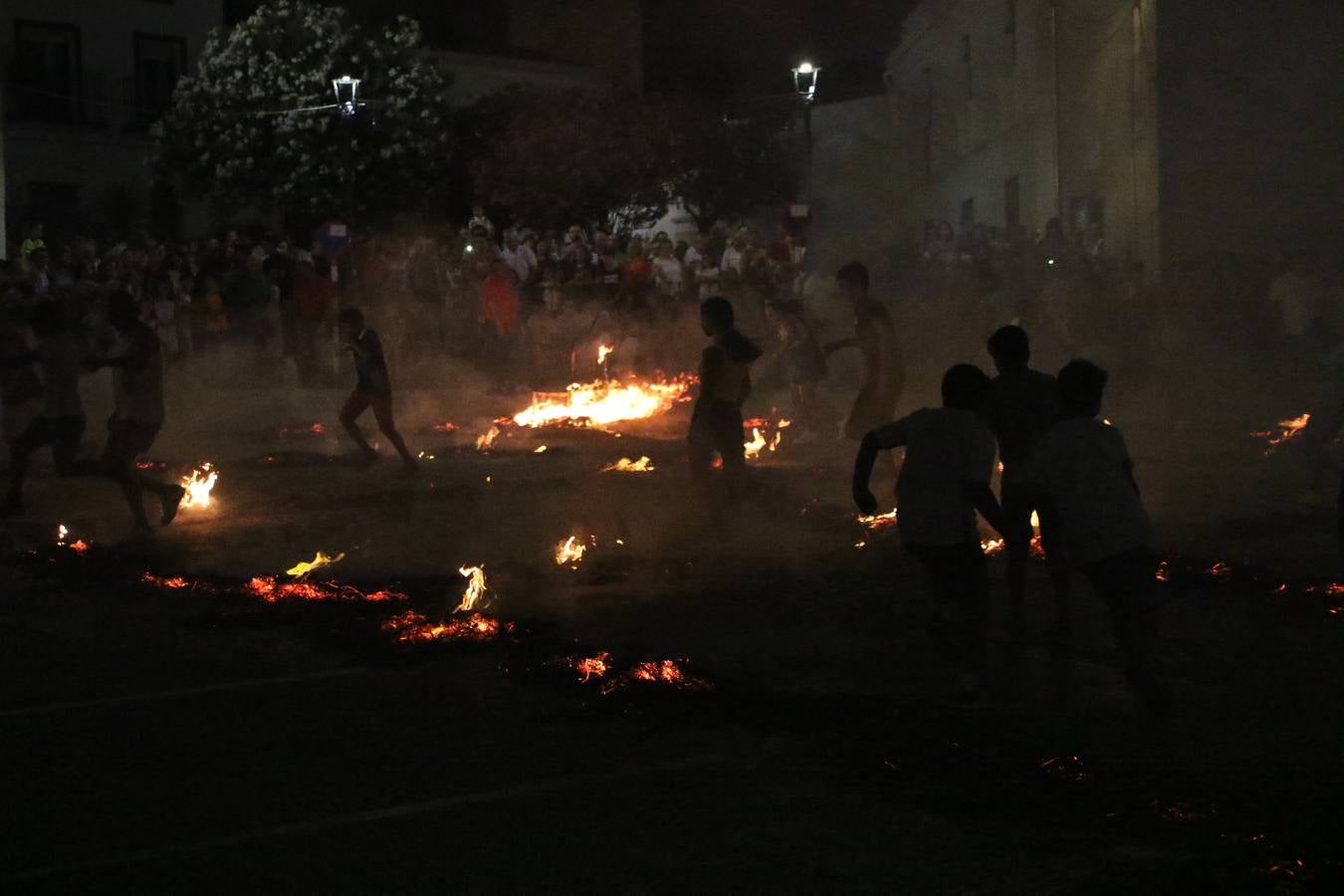 El Llano de Santa María volvió, ayer, a convertirse en el mejor escenario para la tradicional 'quema del rabo del diablo'. Una singular celebración que, en vísperas de la festividad de San Bartolomé, patrón de Jerez, tiene como protagonista al fuego como elemento purificador y está presidida por dos «monigotes» que representan al diablo y la diabla. Sobre el Llano de Santa María los 'Amigos de la quema del rabo del diablo' dispusieron hileras de pasto, formando cuadros, y terminados en un «rabo», a los que se les prendió fuego. Cuando las llamas comenzaron a extinguirse, pequeños y mayores saltaron por encima de ellas.