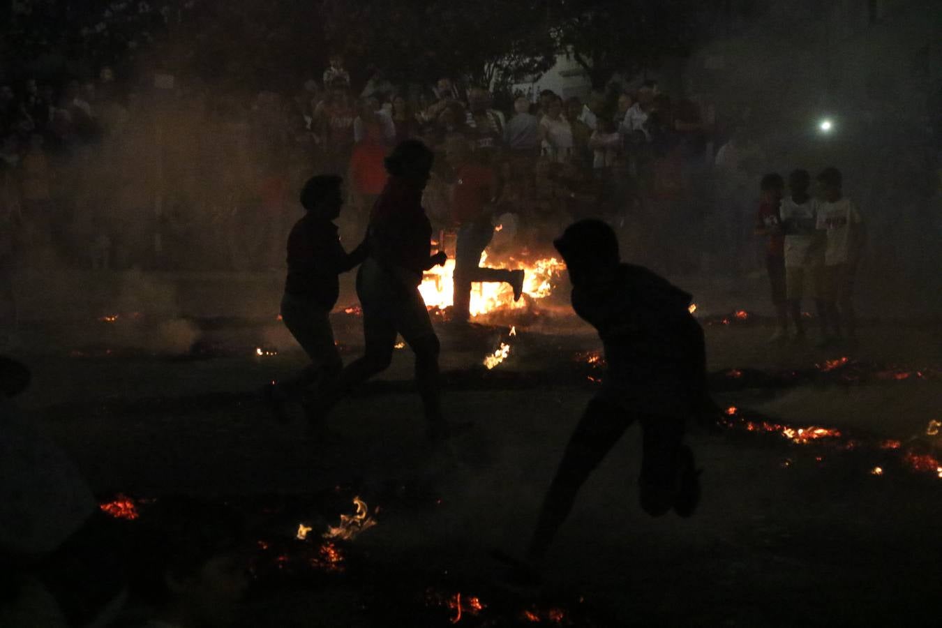 El Llano de Santa María volvió, ayer, a convertirse en el mejor escenario para la tradicional 'quema del rabo del diablo'. Una singular celebración que, en vísperas de la festividad de San Bartolomé, patrón de Jerez, tiene como protagonista al fuego como elemento purificador y está presidida por dos «monigotes» que representan al diablo y la diabla. Sobre el Llano de Santa María los 'Amigos de la quema del rabo del diablo' dispusieron hileras de pasto, formando cuadros, y terminados en un «rabo», a los que se les prendió fuego. Cuando las llamas comenzaron a extinguirse, pequeños y mayores saltaron por encima de ellas.