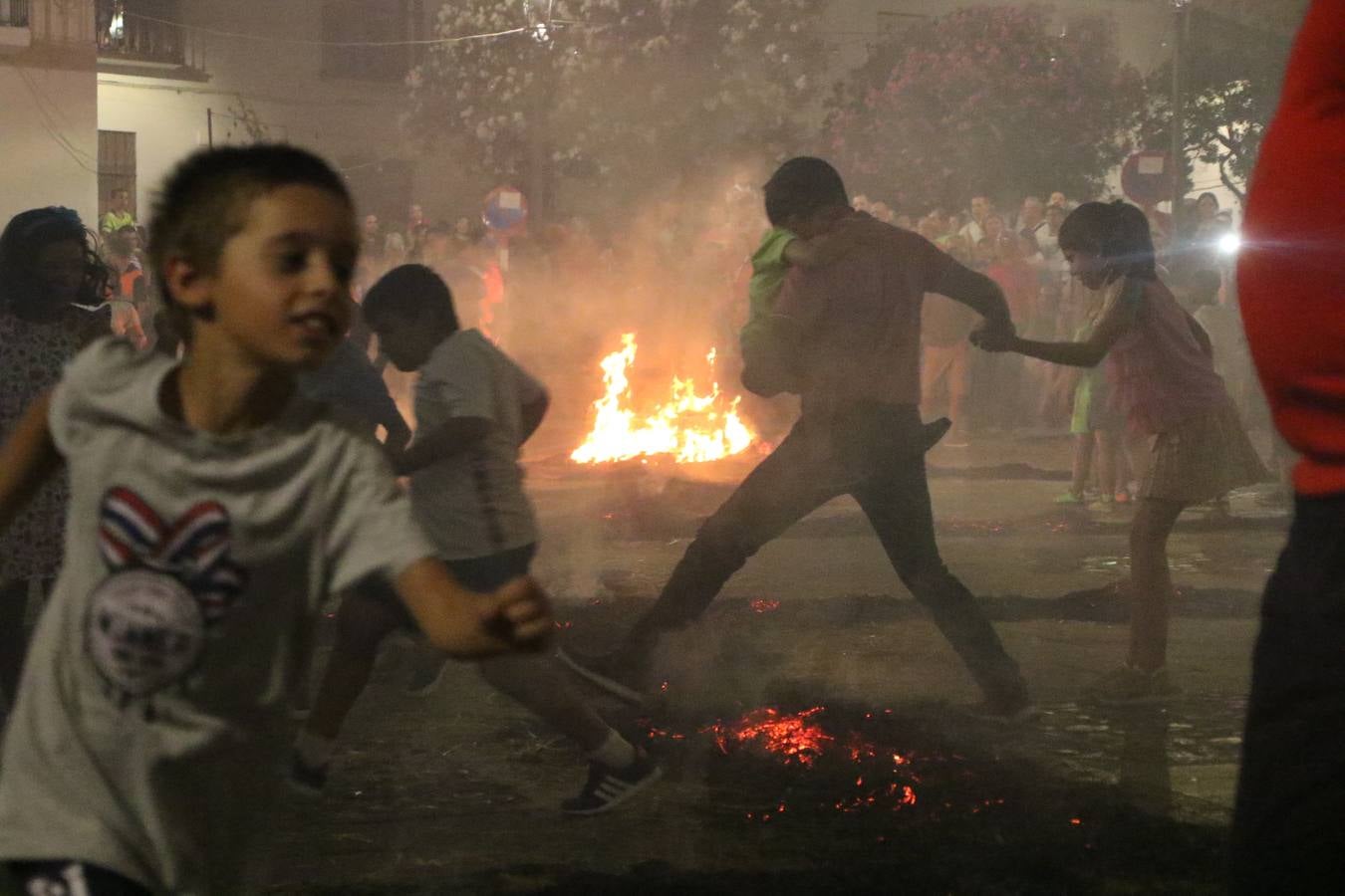 El Llano de Santa María volvió, ayer, a convertirse en el mejor escenario para la tradicional 'quema del rabo del diablo'. Una singular celebración que, en vísperas de la festividad de San Bartolomé, patrón de Jerez, tiene como protagonista al fuego como elemento purificador y está presidida por dos «monigotes» que representan al diablo y la diabla. Sobre el Llano de Santa María los 'Amigos de la quema del rabo del diablo' dispusieron hileras de pasto, formando cuadros, y terminados en un «rabo», a los que se les prendió fuego. Cuando las llamas comenzaron a extinguirse, pequeños y mayores saltaron por encima de ellas.