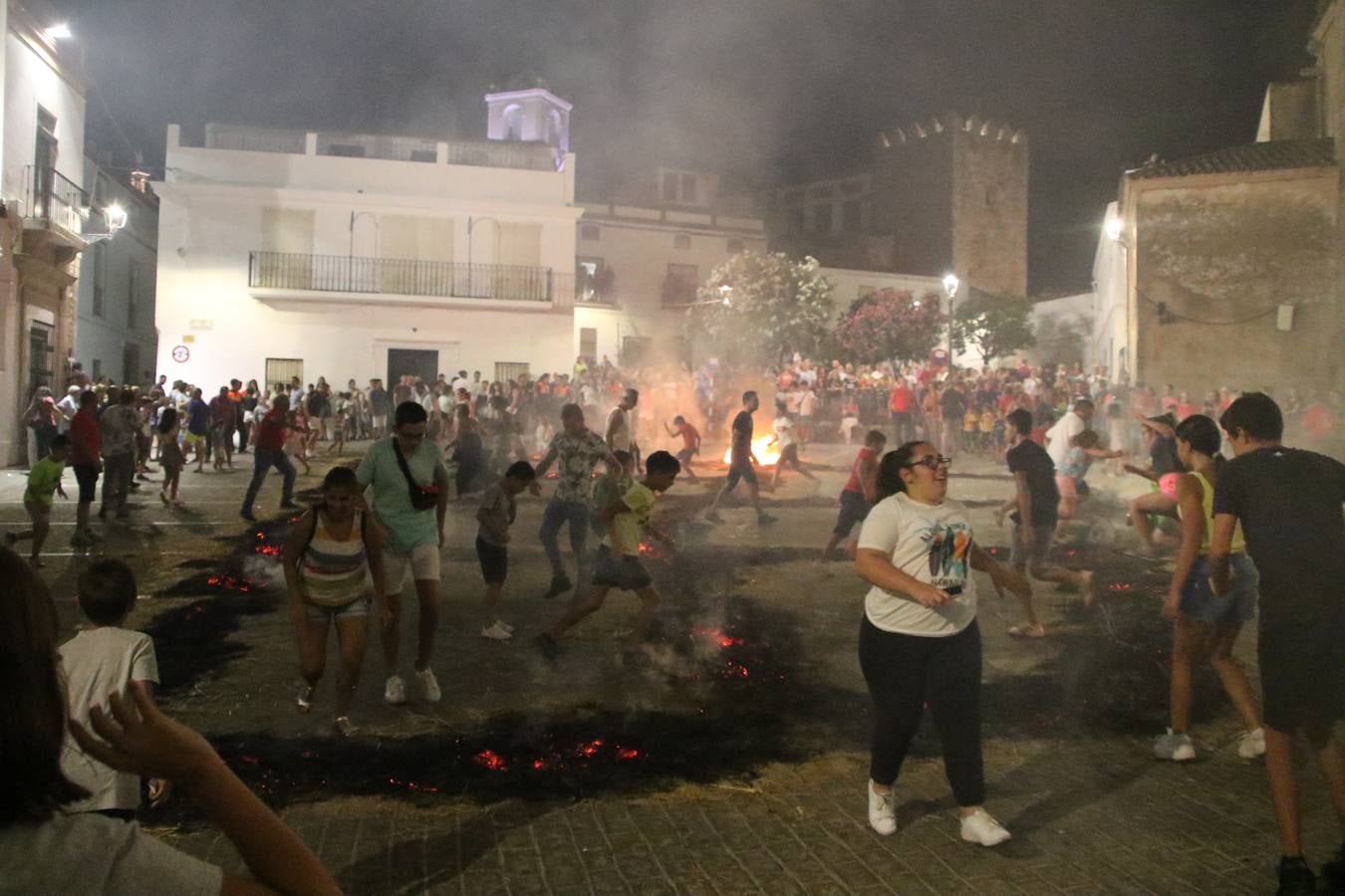 El Llano de Santa María volvió, ayer, a convertirse en el mejor escenario para la tradicional 'quema del rabo del diablo'. Una singular celebración que, en vísperas de la festividad de San Bartolomé, patrón de Jerez, tiene como protagonista al fuego como elemento purificador y está presidida por dos «monigotes» que representan al diablo y la diabla. Sobre el Llano de Santa María los 'Amigos de la quema del rabo del diablo' dispusieron hileras de pasto, formando cuadros, y terminados en un «rabo», a los que se les prendió fuego. Cuando las llamas comenzaron a extinguirse, pequeños y mayores saltaron por encima de ellas.