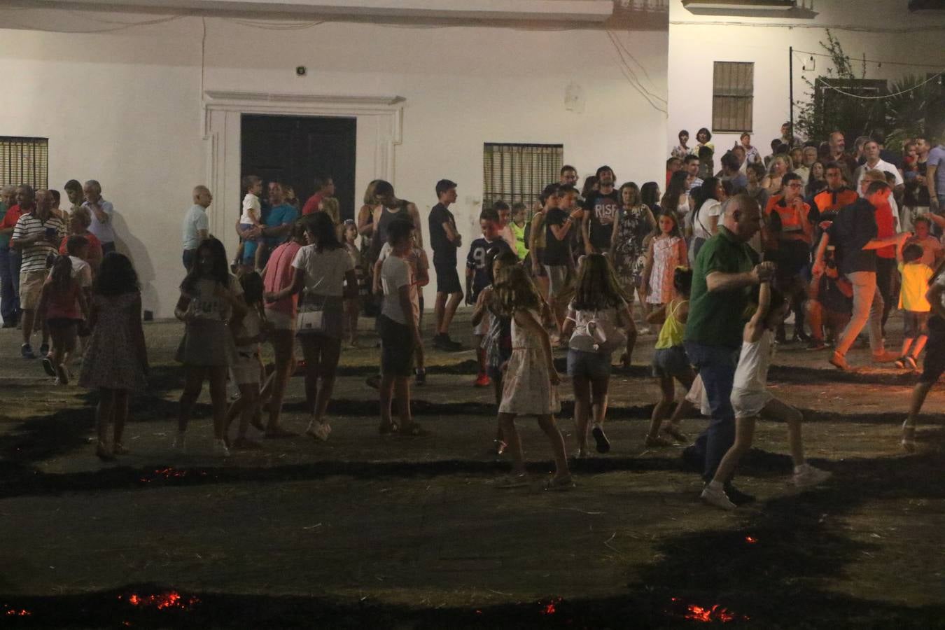 El Llano de Santa María volvió, ayer, a convertirse en el mejor escenario para la tradicional 'quema del rabo del diablo'. Una singular celebración que, en vísperas de la festividad de San Bartolomé, patrón de Jerez, tiene como protagonista al fuego como elemento purificador y está presidida por dos «monigotes» que representan al diablo y la diabla. Sobre el Llano de Santa María los 'Amigos de la quema del rabo del diablo' dispusieron hileras de pasto, formando cuadros, y terminados en un «rabo», a los que se les prendió fuego. Cuando las llamas comenzaron a extinguirse, pequeños y mayores saltaron por encima de ellas.