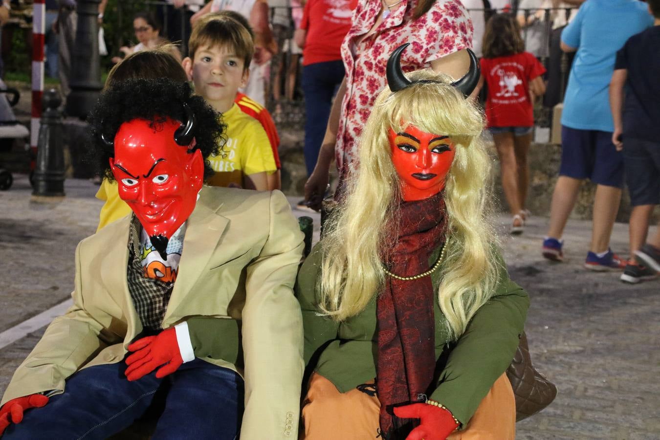 El Llano de Santa María volvió, ayer, a convertirse en el mejor escenario para la tradicional 'quema del rabo del diablo'. Una singular celebración que, en vísperas de la festividad de San Bartolomé, patrón de Jerez, tiene como protagonista al fuego como elemento purificador y está presidida por dos «monigotes» que representan al diablo y la diabla. Sobre el Llano de Santa María los 'Amigos de la quema del rabo del diablo' dispusieron hileras de pasto, formando cuadros, y terminados en un «rabo», a los que se les prendió fuego. Cuando las llamas comenzaron a extinguirse, pequeños y mayores saltaron por encima de ellas.