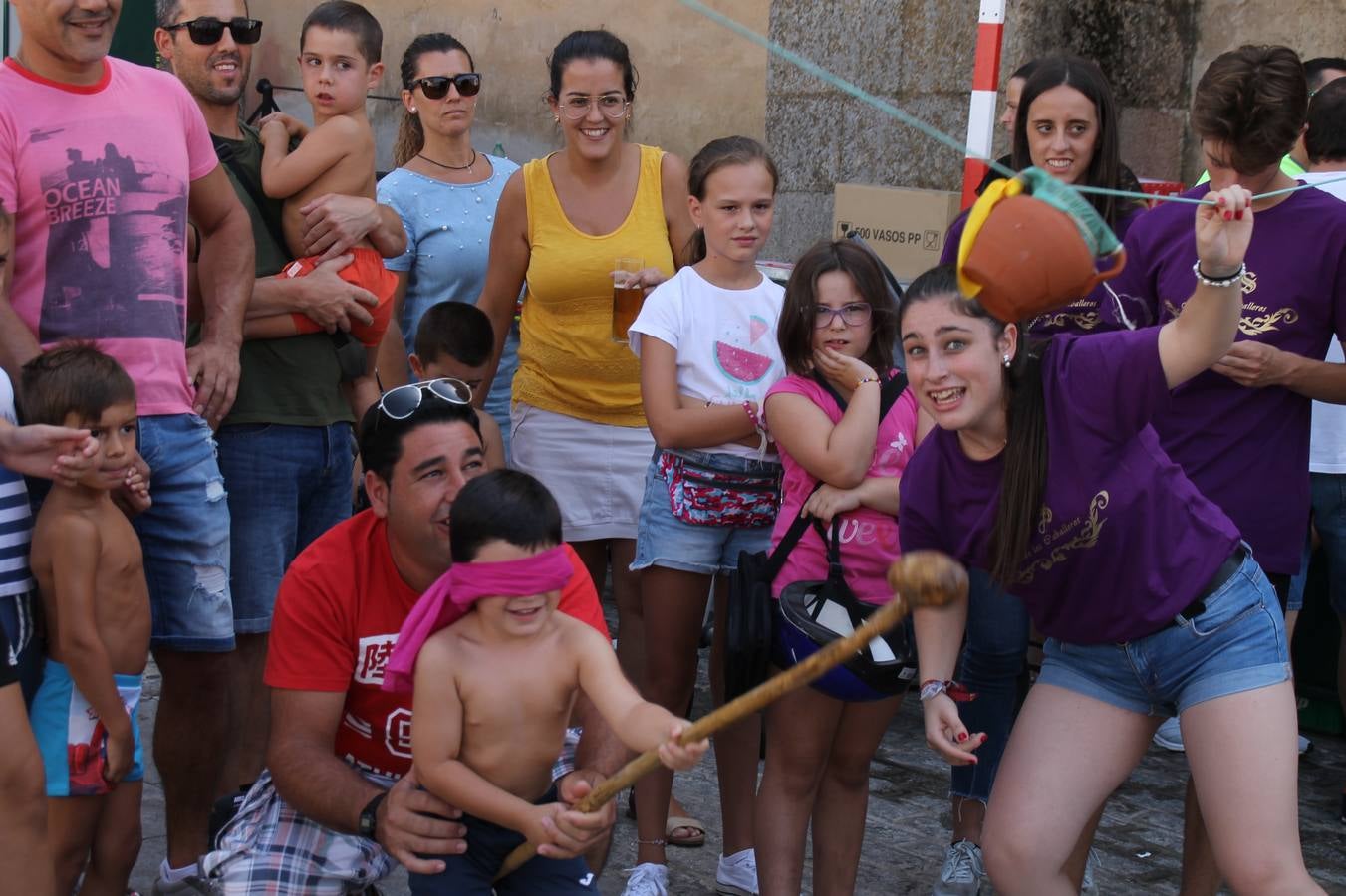 La Agrupación Musical Nuestro Padre Jesús Nazareno abrió el programa de la 'Velá' de Santa María con un magnífico concierto de verano. Todo un lujo disfrutar de la extraordinaria calidad de esta banda, al abrigo del templo visigodo jerezan. Sus integrantes deleitaron al público con la interpretación de obras muy conocidas, que invitaron a disfrutar de la fiesta que hoy prosigue en el Llano de Santa María. Esta mañana con los juegos populares: carrera de cintas en bicicleta, carrera de sacos, pucheros, juegos de agua..., junto a la apertura de la tradicional mesa de subasta y al servicio de barra para hacer frente al calor y disfrutar de sabores tradicionales, pues no ha faltado, como aperitivo, el pestorejo.