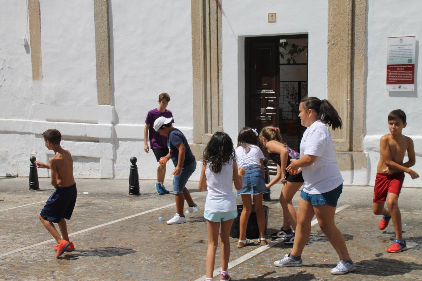 La Agrupación Musical Nuestro Padre Jesús Nazareno abrió el programa de la 'Velá' de Santa María con un magnífico concierto de verano. Todo un lujo disfrutar de la extraordinaria calidad de esta banda, al abrigo del templo visigodo jerezan. Sus integrantes deleitaron al público con la interpretación de obras muy conocidas, que invitaron a disfrutar de la fiesta que hoy prosigue en el Llano de Santa María. Esta mañana con los juegos populares: carrera de cintas en bicicleta, carrera de sacos, pucheros, juegos de agua..., junto a la apertura de la tradicional mesa de subasta y al servicio de barra para hacer frente al calor y disfrutar de sabores tradicionales, pues no ha faltado, como aperitivo, el pestorejo.