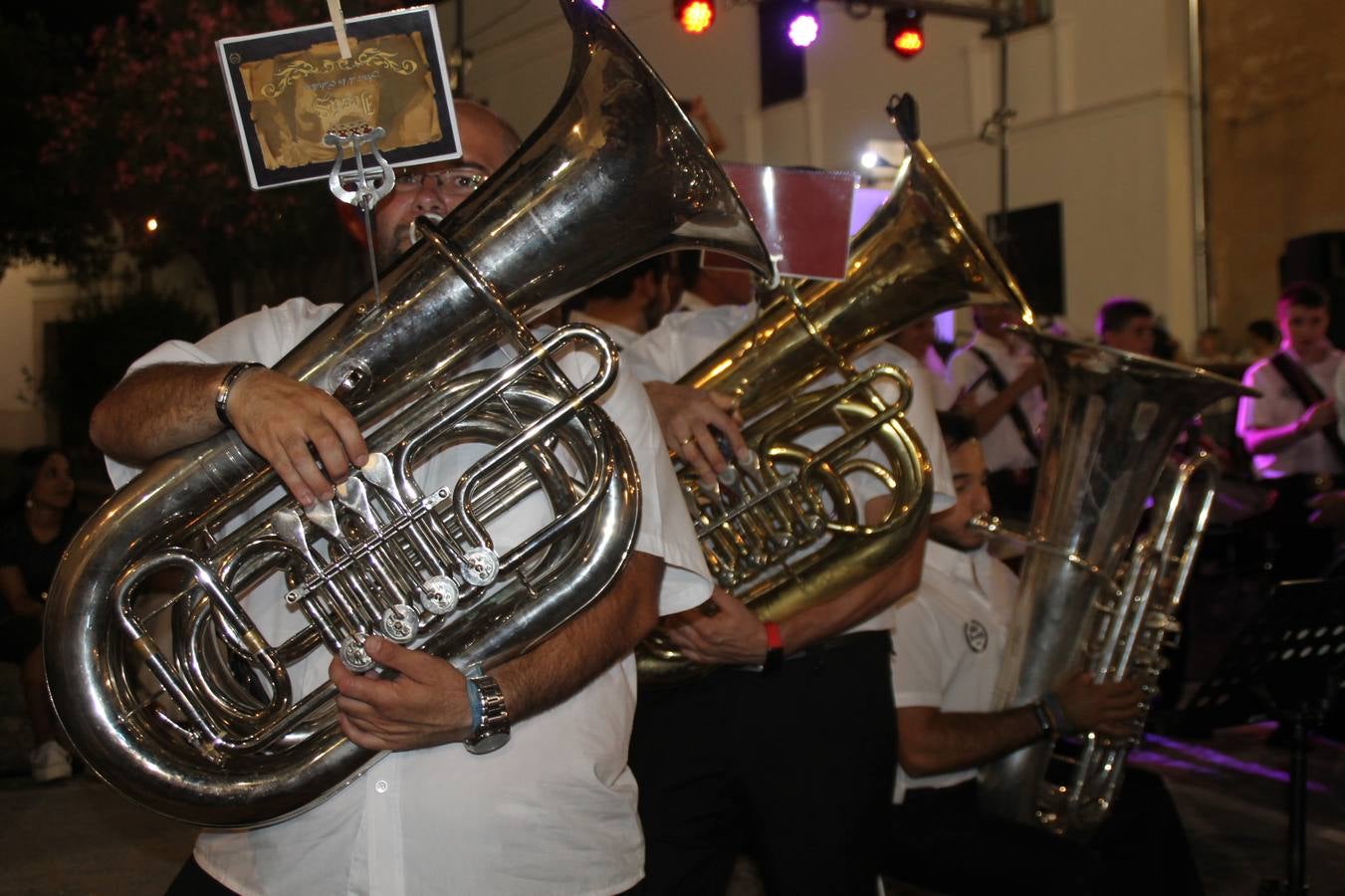 La Agrupación Musical Nuestro Padre Jesús Nazareno abrió el programa de la 'Velá' de Santa María con un magnífico concierto de verano. Todo un lujo disfrutar de la extraordinaria calidad de esta banda, al abrigo del templo visigodo jerezan. Sus integrantes deleitaron al público con la interpretación de obras muy conocidas, que invitaron a disfrutar de la fiesta que hoy prosigue en el Llano de Santa María. Esta mañana con los juegos populares: carrera de cintas en bicicleta, carrera de sacos, pucheros, juegos de agua..., junto a la apertura de la tradicional mesa de subasta y al servicio de barra para hacer frente al calor y disfrutar de sabores tradicionales, pues no ha faltado, como aperitivo, el pestorejo.