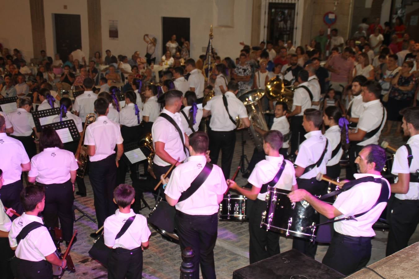 La Agrupación Musical Nuestro Padre Jesús Nazareno abrió el programa de la 'Velá' de Santa María con un magnífico concierto de verano. Todo un lujo disfrutar de la extraordinaria calidad de esta banda, al abrigo del templo visigodo jerezan. Sus integrantes deleitaron al público con la interpretación de obras muy conocidas, que invitaron a disfrutar de la fiesta que hoy prosigue en el Llano de Santa María. Esta mañana con los juegos populares: carrera de cintas en bicicleta, carrera de sacos, pucheros, juegos de agua..., junto a la apertura de la tradicional mesa de subasta y al servicio de barra para hacer frente al calor y disfrutar de sabores tradicionales, pues no ha faltado, como aperitivo, el pestorejo.