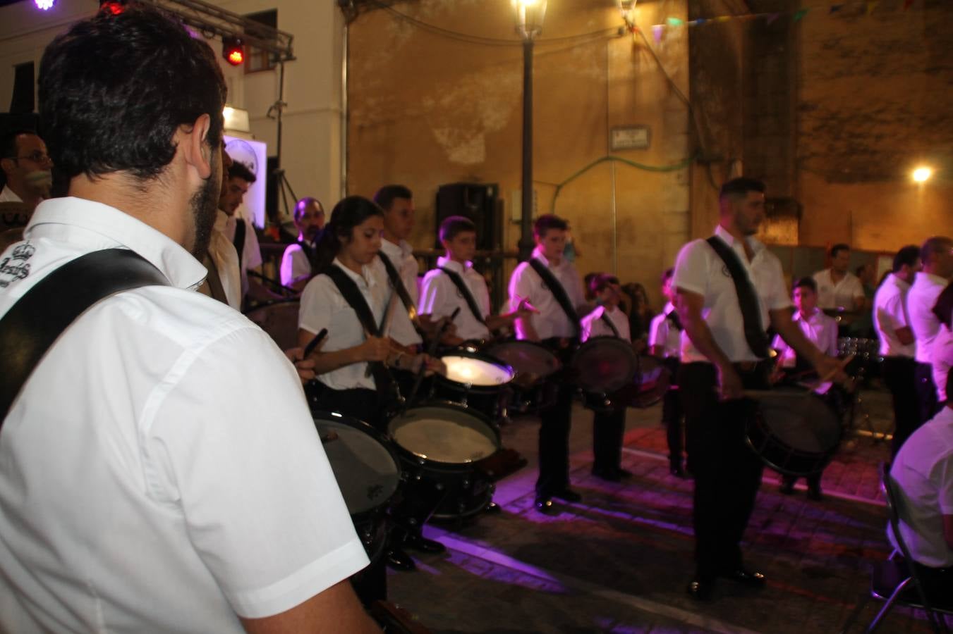 La Agrupación Musical Nuestro Padre Jesús Nazareno abrió el programa de la 'Velá' de Santa María con un magnífico concierto de verano. Todo un lujo disfrutar de la extraordinaria calidad de esta banda, al abrigo del templo visigodo jerezan. Sus integrantes deleitaron al público con la interpretación de obras muy conocidas, que invitaron a disfrutar de la fiesta que hoy prosigue en el Llano de Santa María. Esta mañana con los juegos populares: carrera de cintas en bicicleta, carrera de sacos, pucheros, juegos de agua..., junto a la apertura de la tradicional mesa de subasta y al servicio de barra para hacer frente al calor y disfrutar de sabores tradicionales, pues no ha faltado, como aperitivo, el pestorejo.
