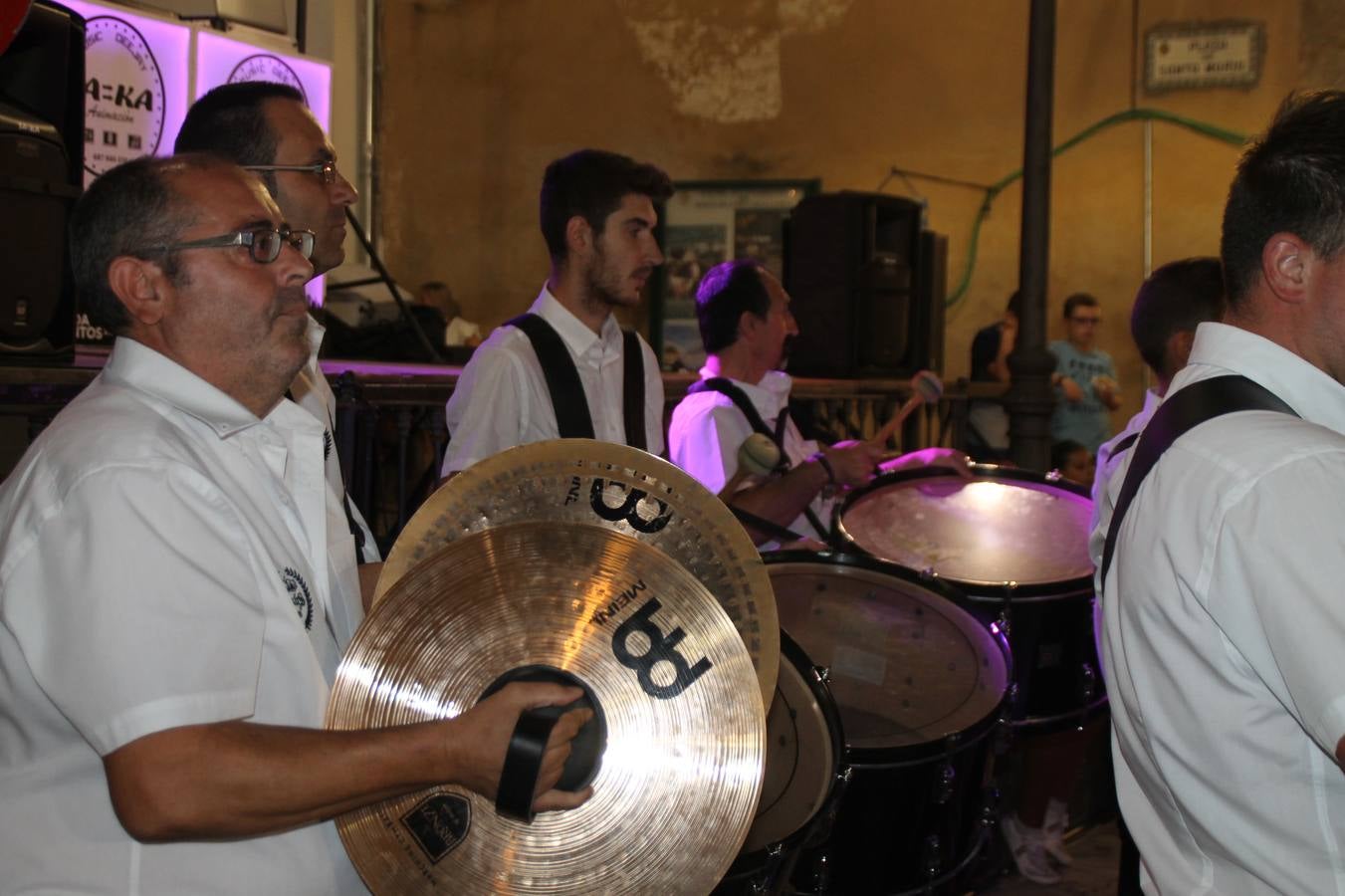 La Agrupación Musical Nuestro Padre Jesús Nazareno abrió el programa de la 'Velá' de Santa María con un magnífico concierto de verano. Todo un lujo disfrutar de la extraordinaria calidad de esta banda, al abrigo del templo visigodo jerezan. Sus integrantes deleitaron al público con la interpretación de obras muy conocidas, que invitaron a disfrutar de la fiesta que hoy prosigue en el Llano de Santa María. Esta mañana con los juegos populares: carrera de cintas en bicicleta, carrera de sacos, pucheros, juegos de agua..., junto a la apertura de la tradicional mesa de subasta y al servicio de barra para hacer frente al calor y disfrutar de sabores tradicionales, pues no ha faltado, como aperitivo, el pestorejo.