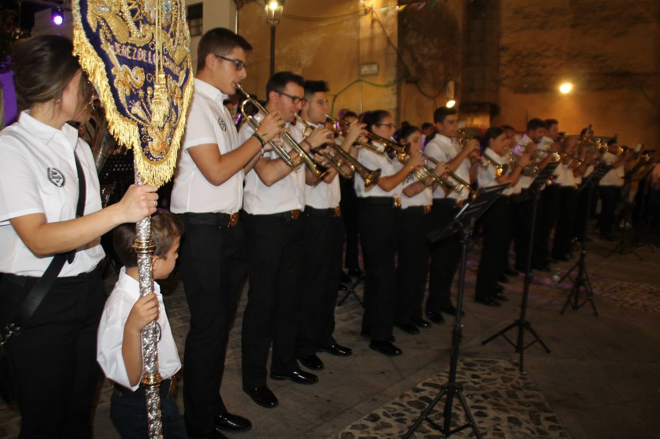 La Agrupación Musical Nuestro Padre Jesús Nazareno abrió el programa de la 'Velá' de Santa María con un magnífico concierto de verano. Todo un lujo disfrutar de la extraordinaria calidad de esta banda, al abrigo del templo visigodo jerezan. Sus integrantes deleitaron al público con la interpretación de obras muy conocidas, que invitaron a disfrutar de la fiesta que hoy prosigue en el Llano de Santa María. Esta mañana con los juegos populares: carrera de cintas en bicicleta, carrera de sacos, pucheros, juegos de agua..., junto a la apertura de la tradicional mesa de subasta y al servicio de barra para hacer frente al calor y disfrutar de sabores tradicionales, pues no ha faltado, como aperitivo, el pestorejo.