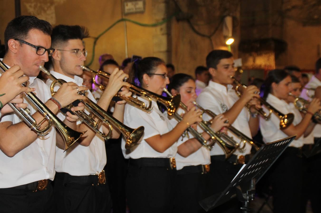 La Agrupación Musical Nuestro Padre Jesús Nazareno abrió el programa de la 'Velá' de Santa María con un magnífico concierto de verano. Todo un lujo disfrutar de la extraordinaria calidad de esta banda, al abrigo del templo visigodo jerezan. Sus integrantes deleitaron al público con la interpretación de obras muy conocidas, que invitaron a disfrutar de la fiesta que hoy prosigue en el Llano de Santa María. Esta mañana con los juegos populares: carrera de cintas en bicicleta, carrera de sacos, pucheros, juegos de agua..., junto a la apertura de la tradicional mesa de subasta y al servicio de barra para hacer frente al calor y disfrutar de sabores tradicionales, pues no ha faltado, como aperitivo, el pestorejo.