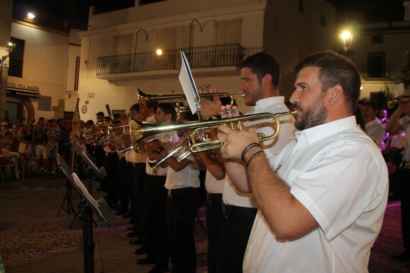 La Agrupación Musical Nuestro Padre Jesús Nazareno abrió el programa de la 'Velá' de Santa María con un magnífico concierto de verano. Todo un lujo disfrutar de la extraordinaria calidad de esta banda, al abrigo del templo visigodo jerezan. Sus integrantes deleitaron al público con la interpretación de obras muy conocidas, que invitaron a disfrutar de la fiesta que hoy prosigue en el Llano de Santa María. Esta mañana con los juegos populares: carrera de cintas en bicicleta, carrera de sacos, pucheros, juegos de agua..., junto a la apertura de la tradicional mesa de subasta y al servicio de barra para hacer frente al calor y disfrutar de sabores tradicionales, pues no ha faltado, como aperitivo, el pestorejo.