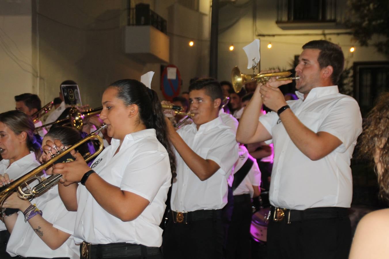 La Agrupación Musical Nuestro Padre Jesús Nazareno abrió el programa de la 'Velá' de Santa María con un magnífico concierto de verano. Todo un lujo disfrutar de la extraordinaria calidad de esta banda, al abrigo del templo visigodo jerezan. Sus integrantes deleitaron al público con la interpretación de obras muy conocidas, que invitaron a disfrutar de la fiesta que hoy prosigue en el Llano de Santa María. Esta mañana con los juegos populares: carrera de cintas en bicicleta, carrera de sacos, pucheros, juegos de agua..., junto a la apertura de la tradicional mesa de subasta y al servicio de barra para hacer frente al calor y disfrutar de sabores tradicionales, pues no ha faltado, como aperitivo, el pestorejo.