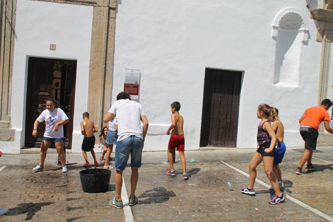 La Agrupación Musical Nuestro Padre Jesús Nazareno abrió el programa de la 'Velá' de Santa María con un magnífico concierto de verano. Todo un lujo disfrutar de la extraordinaria calidad de esta banda, al abrigo del templo visigodo jerezan. Sus integrantes deleitaron al público con la interpretación de obras muy conocidas, que invitaron a disfrutar de la fiesta que hoy prosigue en el Llano de Santa María. Esta mañana con los juegos populares: carrera de cintas en bicicleta, carrera de sacos, pucheros, juegos de agua..., junto a la apertura de la tradicional mesa de subasta y al servicio de barra para hacer frente al calor y disfrutar de sabores tradicionales, pues no ha faltado, como aperitivo, el pestorejo.
