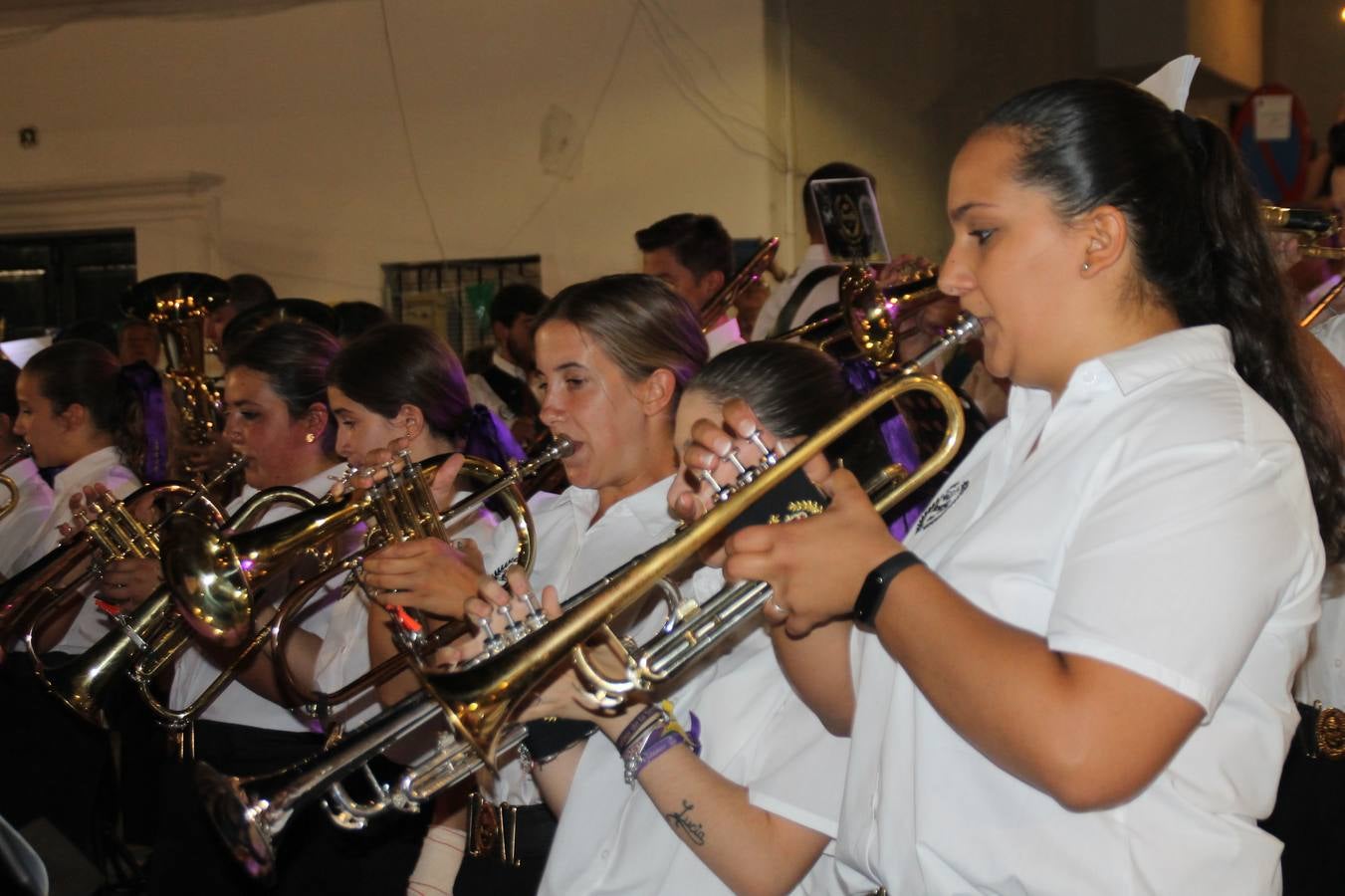 La Agrupación Musical Nuestro Padre Jesús Nazareno abrió el programa de la 'Velá' de Santa María con un magnífico concierto de verano. Todo un lujo disfrutar de la extraordinaria calidad de esta banda, al abrigo del templo visigodo jerezan. Sus integrantes deleitaron al público con la interpretación de obras muy conocidas, que invitaron a disfrutar de la fiesta que hoy prosigue en el Llano de Santa María. Esta mañana con los juegos populares: carrera de cintas en bicicleta, carrera de sacos, pucheros, juegos de agua..., junto a la apertura de la tradicional mesa de subasta y al servicio de barra para hacer frente al calor y disfrutar de sabores tradicionales, pues no ha faltado, como aperitivo, el pestorejo.
