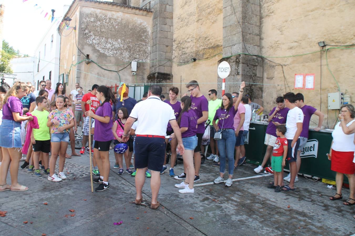 La Agrupación Musical Nuestro Padre Jesús Nazareno abrió el programa de la 'Velá' de Santa María con un magnífico concierto de verano. Todo un lujo disfrutar de la extraordinaria calidad de esta banda, al abrigo del templo visigodo jerezan. Sus integrantes deleitaron al público con la interpretación de obras muy conocidas, que invitaron a disfrutar de la fiesta que hoy prosigue en el Llano de Santa María. Esta mañana con los juegos populares: carrera de cintas en bicicleta, carrera de sacos, pucheros, juegos de agua..., junto a la apertura de la tradicional mesa de subasta y al servicio de barra para hacer frente al calor y disfrutar de sabores tradicionales, pues no ha faltado, como aperitivo, el pestorejo.