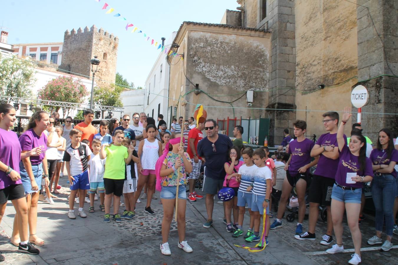 La Agrupación Musical Nuestro Padre Jesús Nazareno abrió el programa de la 'Velá' de Santa María con un magnífico concierto de verano. Todo un lujo disfrutar de la extraordinaria calidad de esta banda, al abrigo del templo visigodo jerezan. Sus integrantes deleitaron al público con la interpretación de obras muy conocidas, que invitaron a disfrutar de la fiesta que hoy prosigue en el Llano de Santa María. Esta mañana con los juegos populares: carrera de cintas en bicicleta, carrera de sacos, pucheros, juegos de agua..., junto a la apertura de la tradicional mesa de subasta y al servicio de barra para hacer frente al calor y disfrutar de sabores tradicionales, pues no ha faltado, como aperitivo, el pestorejo.