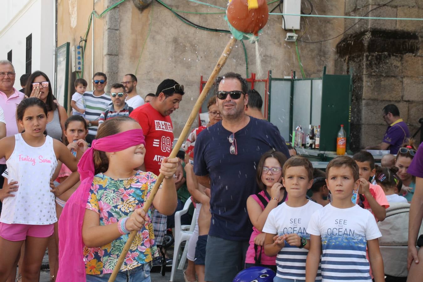La Agrupación Musical Nuestro Padre Jesús Nazareno abrió el programa de la 'Velá' de Santa María con un magnífico concierto de verano. Todo un lujo disfrutar de la extraordinaria calidad de esta banda, al abrigo del templo visigodo jerezan. Sus integrantes deleitaron al público con la interpretación de obras muy conocidas, que invitaron a disfrutar de la fiesta que hoy prosigue en el Llano de Santa María. Esta mañana con los juegos populares: carrera de cintas en bicicleta, carrera de sacos, pucheros, juegos de agua..., junto a la apertura de la tradicional mesa de subasta y al servicio de barra para hacer frente al calor y disfrutar de sabores tradicionales, pues no ha faltado, como aperitivo, el pestorejo.