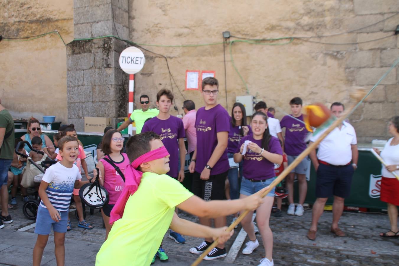 La Agrupación Musical Nuestro Padre Jesús Nazareno abrió el programa de la 'Velá' de Santa María con un magnífico concierto de verano. Todo un lujo disfrutar de la extraordinaria calidad de esta banda, al abrigo del templo visigodo jerezan. Sus integrantes deleitaron al público con la interpretación de obras muy conocidas, que invitaron a disfrutar de la fiesta que hoy prosigue en el Llano de Santa María. Esta mañana con los juegos populares: carrera de cintas en bicicleta, carrera de sacos, pucheros, juegos de agua..., junto a la apertura de la tradicional mesa de subasta y al servicio de barra para hacer frente al calor y disfrutar de sabores tradicionales, pues no ha faltado, como aperitivo, el pestorejo.
