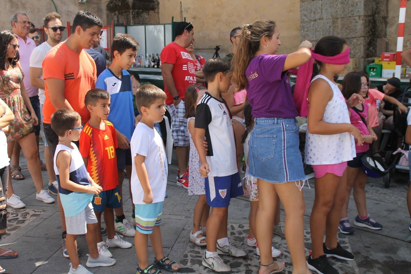 La Agrupación Musical Nuestro Padre Jesús Nazareno abrió el programa de la 'Velá' de Santa María con un magnífico concierto de verano. Todo un lujo disfrutar de la extraordinaria calidad de esta banda, al abrigo del templo visigodo jerezan. Sus integrantes deleitaron al público con la interpretación de obras muy conocidas, que invitaron a disfrutar de la fiesta que hoy prosigue en el Llano de Santa María. Esta mañana con los juegos populares: carrera de cintas en bicicleta, carrera de sacos, pucheros, juegos de agua..., junto a la apertura de la tradicional mesa de subasta y al servicio de barra para hacer frente al calor y disfrutar de sabores tradicionales, pues no ha faltado, como aperitivo, el pestorejo.