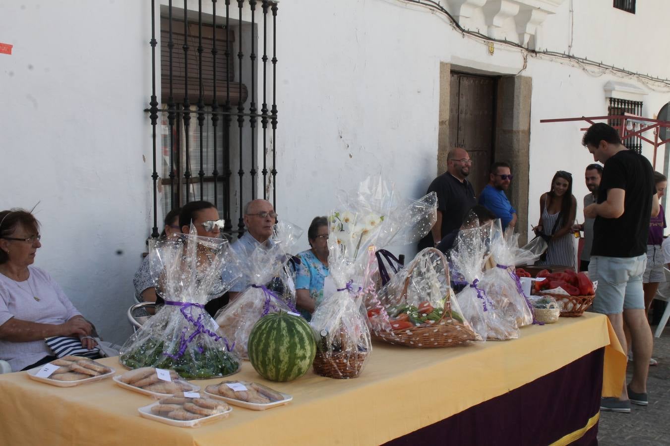 La Agrupación Musical Nuestro Padre Jesús Nazareno abrió el programa de la 'Velá' de Santa María con un magnífico concierto de verano. Todo un lujo disfrutar de la extraordinaria calidad de esta banda, al abrigo del templo visigodo jerezan. Sus integrantes deleitaron al público con la interpretación de obras muy conocidas, que invitaron a disfrutar de la fiesta que hoy prosigue en el Llano de Santa María. Esta mañana con los juegos populares: carrera de cintas en bicicleta, carrera de sacos, pucheros, juegos de agua..., junto a la apertura de la tradicional mesa de subasta y al servicio de barra para hacer frente al calor y disfrutar de sabores tradicionales, pues no ha faltado, como aperitivo, el pestorejo.