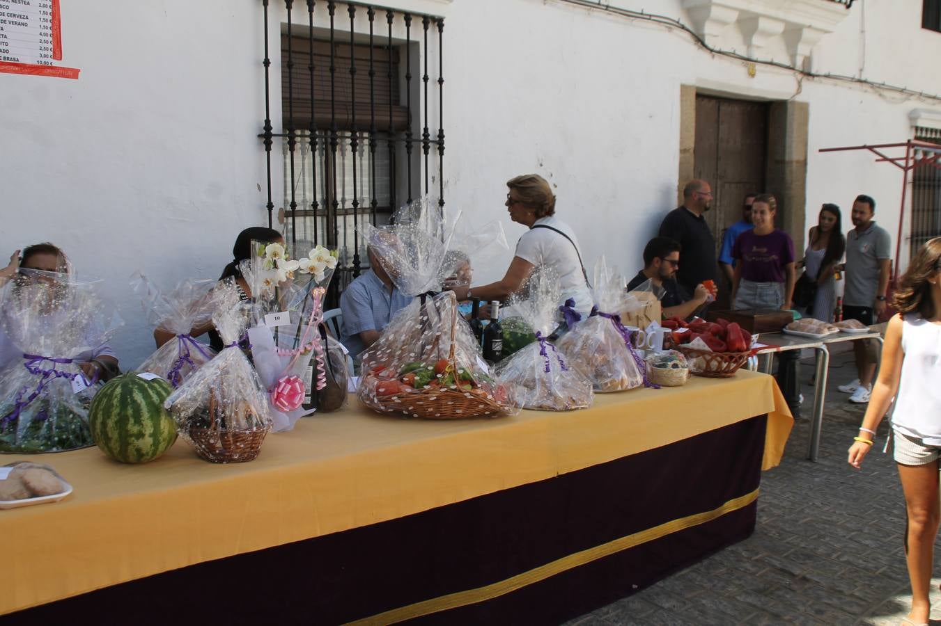La Agrupación Musical Nuestro Padre Jesús Nazareno abrió el programa de la 'Velá' de Santa María con un magnífico concierto de verano. Todo un lujo disfrutar de la extraordinaria calidad de esta banda, al abrigo del templo visigodo jerezan. Sus integrantes deleitaron al público con la interpretación de obras muy conocidas, que invitaron a disfrutar de la fiesta que hoy prosigue en el Llano de Santa María. Esta mañana con los juegos populares: carrera de cintas en bicicleta, carrera de sacos, pucheros, juegos de agua..., junto a la apertura de la tradicional mesa de subasta y al servicio de barra para hacer frente al calor y disfrutar de sabores tradicionales, pues no ha faltado, como aperitivo, el pestorejo.