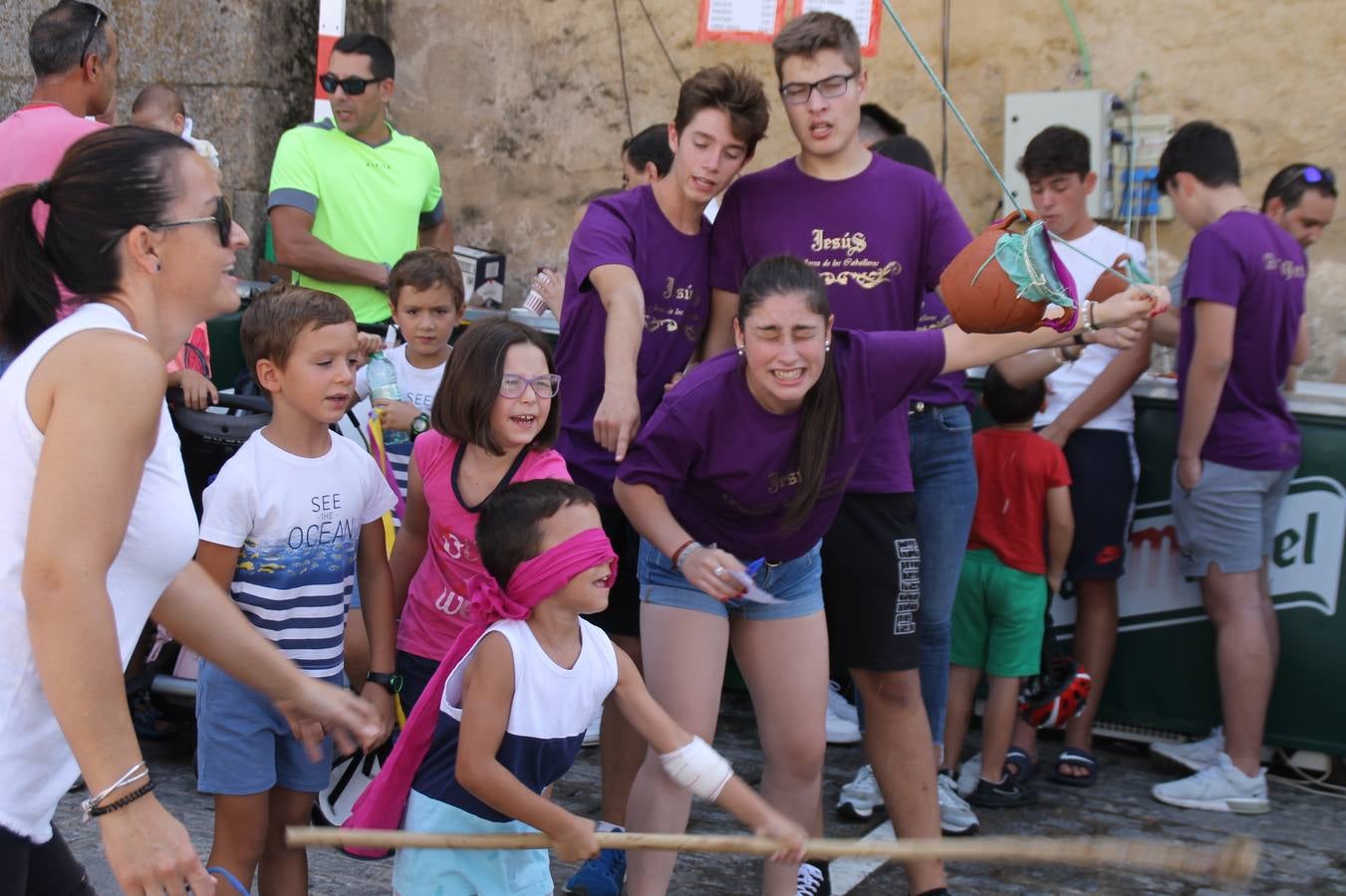 La Agrupación Musical Nuestro Padre Jesús Nazareno abrió el programa de la 'Velá' de Santa María con un magnífico concierto de verano. Todo un lujo disfrutar de la extraordinaria calidad de esta banda, al abrigo del templo visigodo jerezan. Sus integrantes deleitaron al público con la interpretación de obras muy conocidas, que invitaron a disfrutar de la fiesta que hoy prosigue en el Llano de Santa María. Esta mañana con los juegos populares: carrera de cintas en bicicleta, carrera de sacos, pucheros, juegos de agua..., junto a la apertura de la tradicional mesa de subasta y al servicio de barra para hacer frente al calor y disfrutar de sabores tradicionales, pues no ha faltado, como aperitivo, el pestorejo.