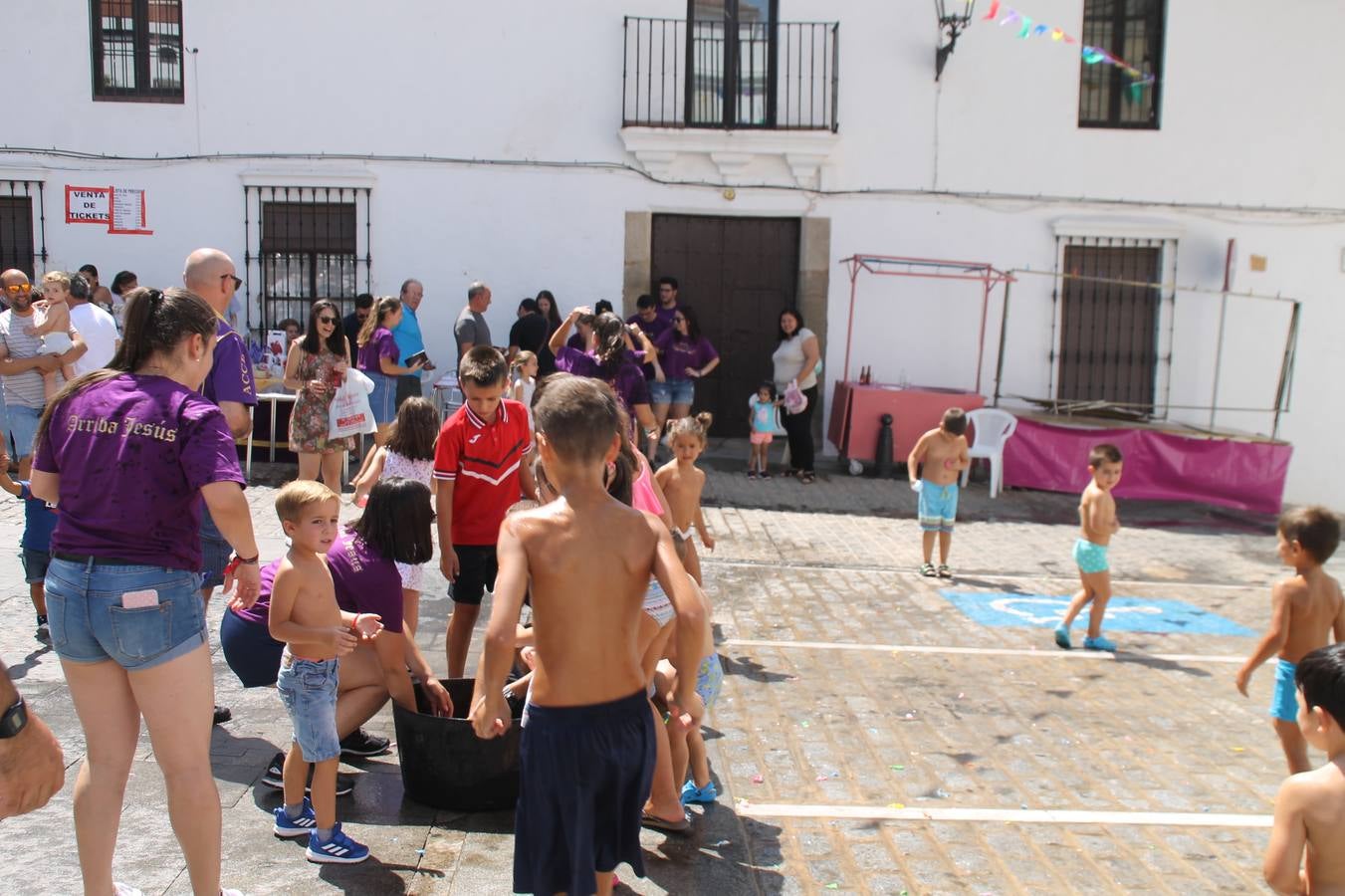 La Agrupación Musical Nuestro Padre Jesús Nazareno abrió el programa de la 'Velá' de Santa María con un magnífico concierto de verano. Todo un lujo disfrutar de la extraordinaria calidad de esta banda, al abrigo del templo visigodo jerezan. Sus integrantes deleitaron al público con la interpretación de obras muy conocidas, que invitaron a disfrutar de la fiesta que hoy prosigue en el Llano de Santa María. Esta mañana con los juegos populares: carrera de cintas en bicicleta, carrera de sacos, pucheros, juegos de agua..., junto a la apertura de la tradicional mesa de subasta y al servicio de barra para hacer frente al calor y disfrutar de sabores tradicionales, pues no ha faltado, como aperitivo, el pestorejo.