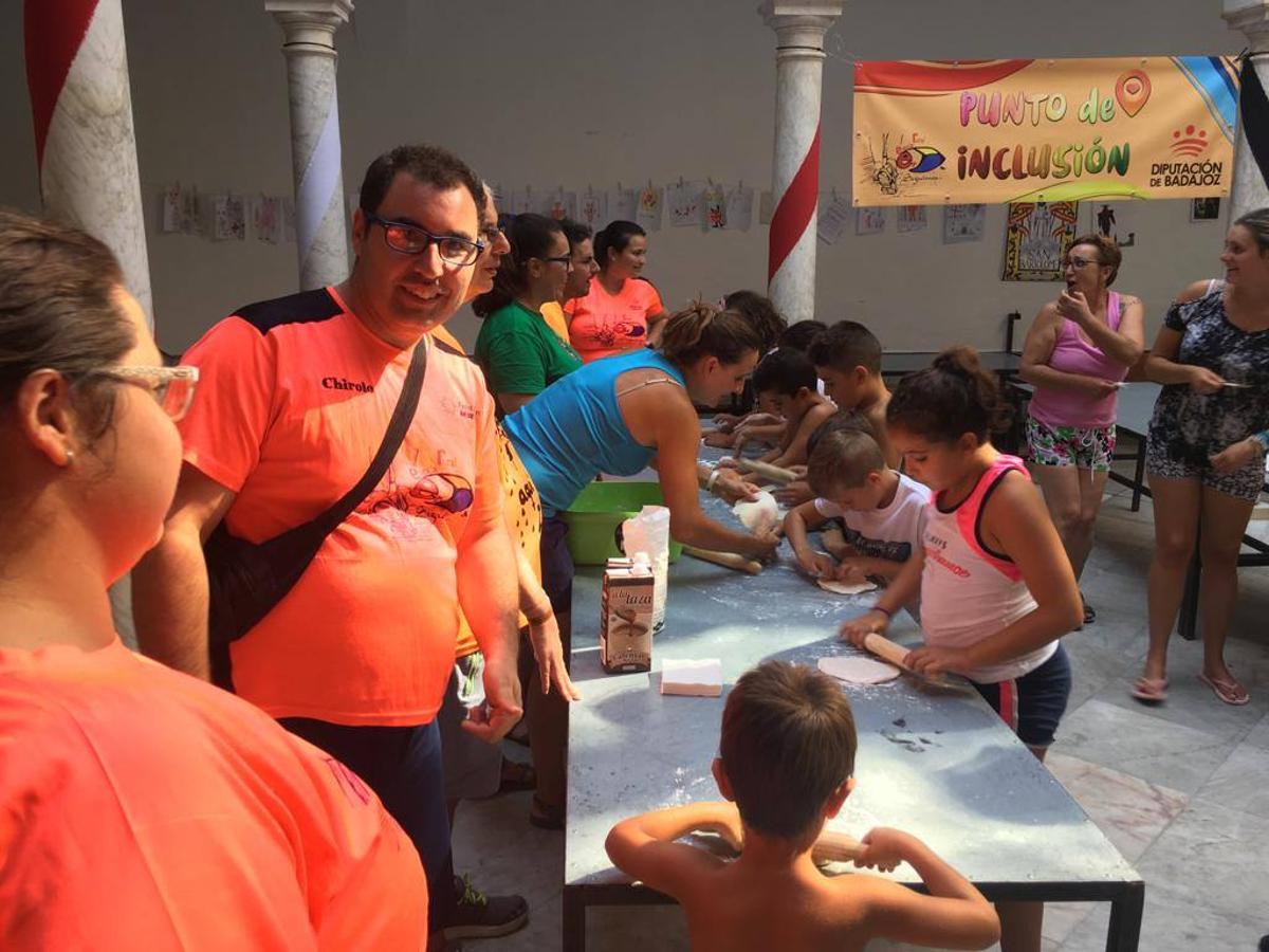 'Euexia Rural' ha celebrado, este fin de semana, su primer 'Campus deportivo inclusivo'. La actividad se ha desarrollado en el Palacio de los Guzmanes y ha contado con un variado programa de actividades: juegos acuáticos, 'máster chef', cine, baloncesto, fútbol, tenis, actividades nocturnas, etc. Jesús Sosa, presidente de la citada Asociación, ha señalado que «ha sido un campus muy diferente, tanto por el aprendizaje en diversidad de los niños como por el entorno en el que ha tenido lugar». Unas 55 personas, entre ellas, 25 niños, han formado parte de este Campus en el que «personas con discapacidad de nuestra asociación y otros colectivos en riesgo de exclusión social han participado con el rol de monitores, perdiendo, así, el rol de beneficiarios que han venido teniendo históricamente», indica Sosa. La actividad ha contado con el apoyo de la Fundación 'Alfonso Gallardo' y la colaboración de la Diputación de Badajoz, el Ayuntamiento de Jerez y la Fundación 'Decathlon'.