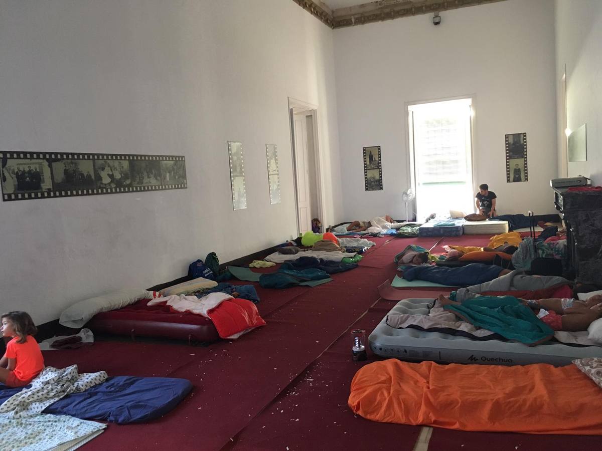 'Euexia Rural' ha celebrado, este fin de semana, su primer 'Campus deportivo inclusivo'. La actividad se ha desarrollado en el Palacio de los Guzmanes y ha contado con un variado programa de actividades: juegos acuáticos, 'máster chef', cine, baloncesto, fútbol, tenis, actividades nocturnas, etc. Jesús Sosa, presidente de la citada Asociación, ha señalado que «ha sido un campus muy diferente, tanto por el aprendizaje en diversidad de los niños como por el entorno en el que ha tenido lugar». Unas 55 personas, entre ellas, 25 niños, han formado parte de este Campus en el que «personas con discapacidad de nuestra asociación y otros colectivos en riesgo de exclusión social han participado con el rol de monitores, perdiendo, así, el rol de beneficiarios que han venido teniendo históricamente», indica Sosa. La actividad ha contado con el apoyo de la Fundación 'Alfonso Gallardo' y la colaboración de la Diputación de Badajoz, el Ayuntamiento de Jerez y la Fundación 'Decathlon'.