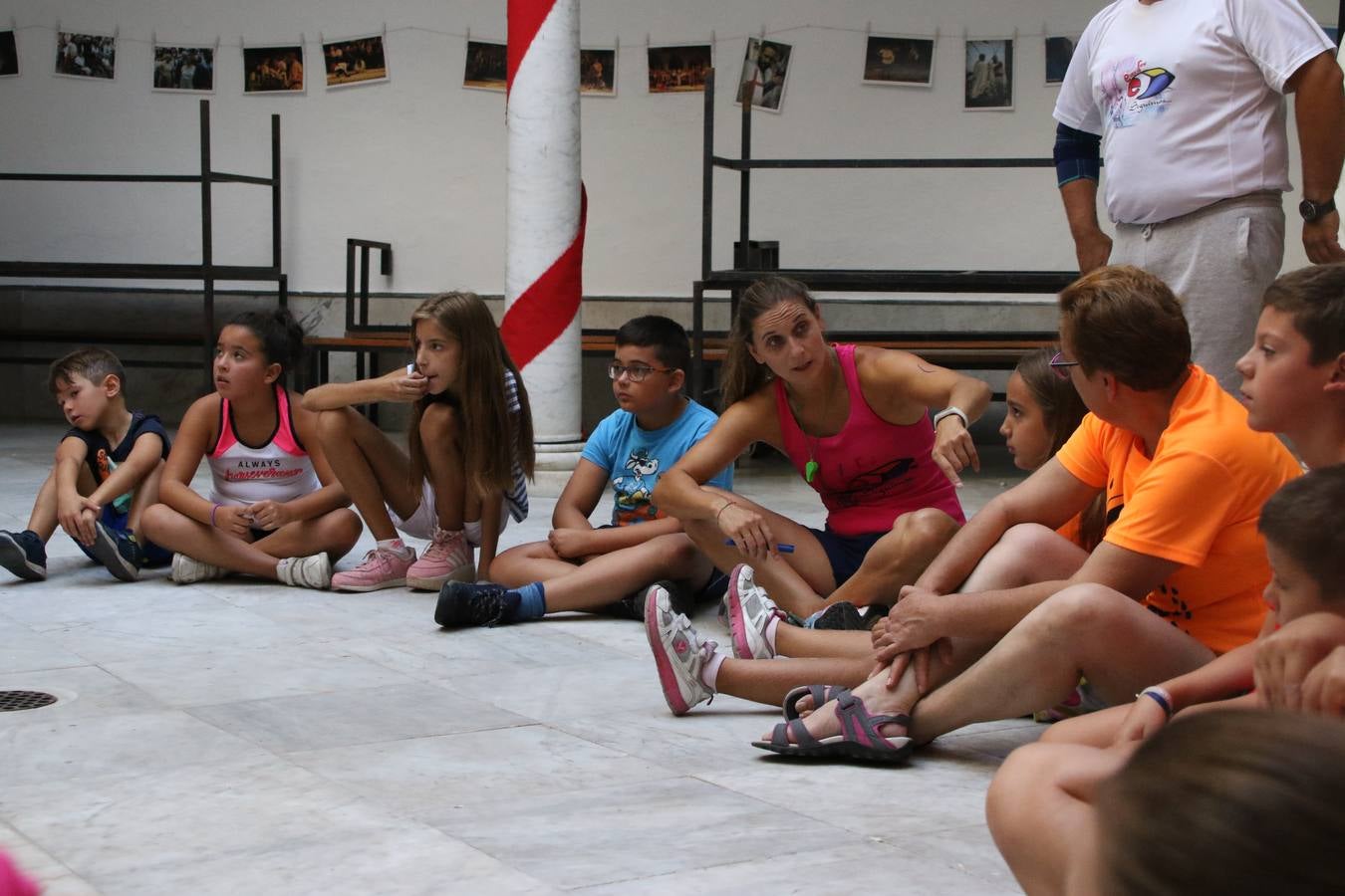 'Euexia Rural' ha celebrado, este fin de semana, su primer 'Campus deportivo inclusivo'. La actividad se ha desarrollado en el Palacio de los Guzmanes y ha contado con un variado programa de actividades: juegos acuáticos, 'máster chef', cine, baloncesto, fútbol, tenis, actividades nocturnas, etc. Jesús Sosa, presidente de la citada Asociación, ha señalado que «ha sido un campus muy diferente, tanto por el aprendizaje en diversidad de los niños como por el entorno en el que ha tenido lugar». Unas 55 personas, entre ellas, 25 niños, han formado parte de este Campus en el que «personas con discapacidad de nuestra asociación y otros colectivos en riesgo de exclusión social han participado con el rol de monitores, perdiendo, así, el rol de beneficiarios que han venido teniendo históricamente», indica Sosa. La actividad ha contado con el apoyo de la Fundación 'Alfonso Gallardo' y la colaboración de la Diputación de Badajoz, el Ayuntamiento de Jerez y la Fundación 'Decathlon'.