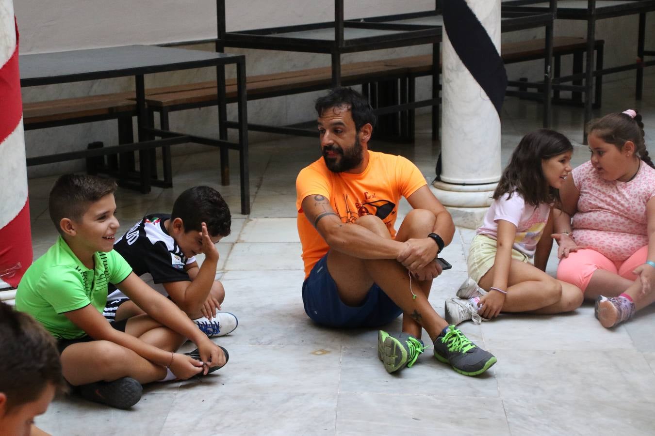 'Euexia Rural' ha celebrado, este fin de semana, su primer 'Campus deportivo inclusivo'. La actividad se ha desarrollado en el Palacio de los Guzmanes y ha contado con un variado programa de actividades: juegos acuáticos, 'máster chef', cine, baloncesto, fútbol, tenis, actividades nocturnas, etc. Jesús Sosa, presidente de la citada Asociación, ha señalado que «ha sido un campus muy diferente, tanto por el aprendizaje en diversidad de los niños como por el entorno en el que ha tenido lugar». Unas 55 personas, entre ellas, 25 niños, han formado parte de este Campus en el que «personas con discapacidad de nuestra asociación y otros colectivos en riesgo de exclusión social han participado con el rol de monitores, perdiendo, así, el rol de beneficiarios que han venido teniendo históricamente», indica Sosa. La actividad ha contado con el apoyo de la Fundación 'Alfonso Gallardo' y la colaboración de la Diputación de Badajoz, el Ayuntamiento de Jerez y la Fundación 'Decathlon'.