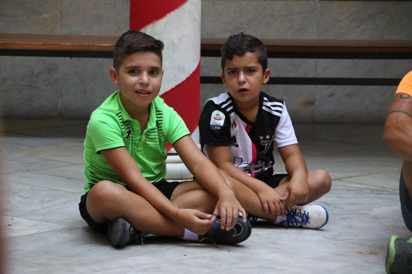 'Euexia Rural' ha celebrado, este fin de semana, su primer 'Campus deportivo inclusivo'. La actividad se ha desarrollado en el Palacio de los Guzmanes y ha contado con un variado programa de actividades: juegos acuáticos, 'máster chef', cine, baloncesto, fútbol, tenis, actividades nocturnas, etc. Jesús Sosa, presidente de la citada Asociación, ha señalado que «ha sido un campus muy diferente, tanto por el aprendizaje en diversidad de los niños como por el entorno en el que ha tenido lugar». Unas 55 personas, entre ellas, 25 niños, han formado parte de este Campus en el que «personas con discapacidad de nuestra asociación y otros colectivos en riesgo de exclusión social han participado con el rol de monitores, perdiendo, así, el rol de beneficiarios que han venido teniendo históricamente», indica Sosa. La actividad ha contado con el apoyo de la Fundación 'Alfonso Gallardo' y la colaboración de la Diputación de Badajoz, el Ayuntamiento de Jerez y la Fundación 'Decathlon'.
