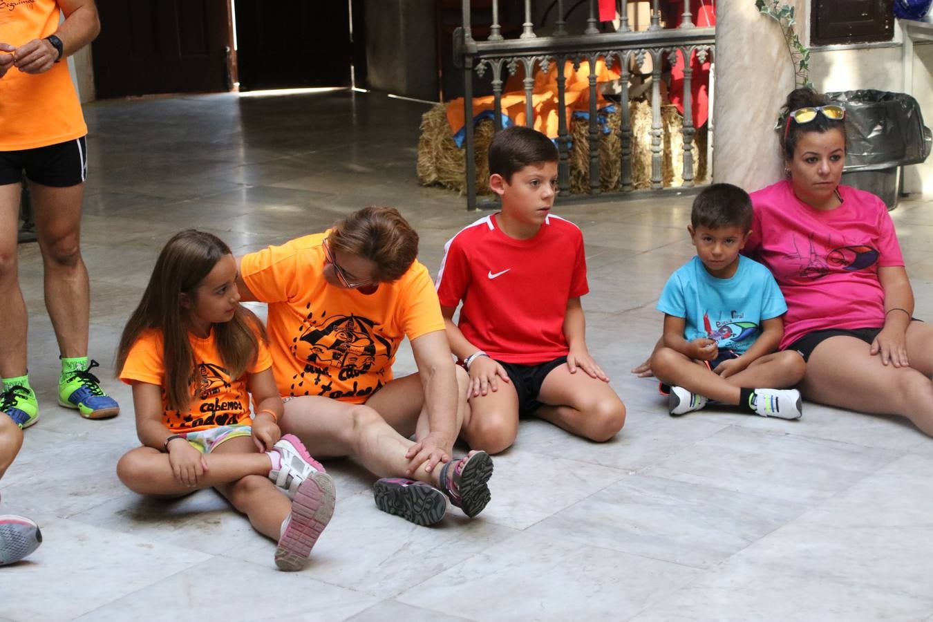 'Euexia Rural' ha celebrado, este fin de semana, su primer 'Campus deportivo inclusivo'. La actividad se ha desarrollado en el Palacio de los Guzmanes y ha contado con un variado programa de actividades: juegos acuáticos, 'máster chef', cine, baloncesto, fútbol, tenis, actividades nocturnas, etc. Jesús Sosa, presidente de la citada Asociación, ha señalado que «ha sido un campus muy diferente, tanto por el aprendizaje en diversidad de los niños como por el entorno en el que ha tenido lugar». Unas 55 personas, entre ellas, 25 niños, han formado parte de este Campus en el que «personas con discapacidad de nuestra asociación y otros colectivos en riesgo de exclusión social han participado con el rol de monitores, perdiendo, así, el rol de beneficiarios que han venido teniendo históricamente», indica Sosa. La actividad ha contado con el apoyo de la Fundación 'Alfonso Gallardo' y la colaboración de la Diputación de Badajoz, el Ayuntamiento de Jerez y la Fundación 'Decathlon'.