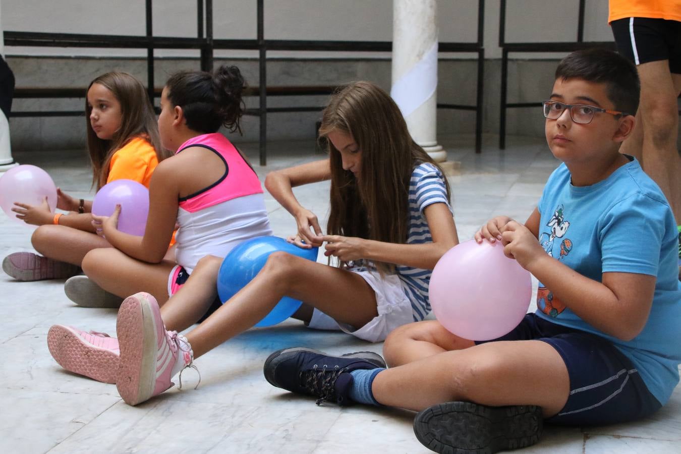 'Euexia Rural' ha celebrado, este fin de semana, su primer 'Campus deportivo inclusivo'. La actividad se ha desarrollado en el Palacio de los Guzmanes y ha contado con un variado programa de actividades: juegos acuáticos, 'máster chef', cine, baloncesto, fútbol, tenis, actividades nocturnas, etc. Jesús Sosa, presidente de la citada Asociación, ha señalado que «ha sido un campus muy diferente, tanto por el aprendizaje en diversidad de los niños como por el entorno en el que ha tenido lugar». Unas 55 personas, entre ellas, 25 niños, han formado parte de este Campus en el que «personas con discapacidad de nuestra asociación y otros colectivos en riesgo de exclusión social han participado con el rol de monitores, perdiendo, así, el rol de beneficiarios que han venido teniendo históricamente», indica Sosa. La actividad ha contado con el apoyo de la Fundación 'Alfonso Gallardo' y la colaboración de la Diputación de Badajoz, el Ayuntamiento de Jerez y la Fundación 'Decathlon'.
