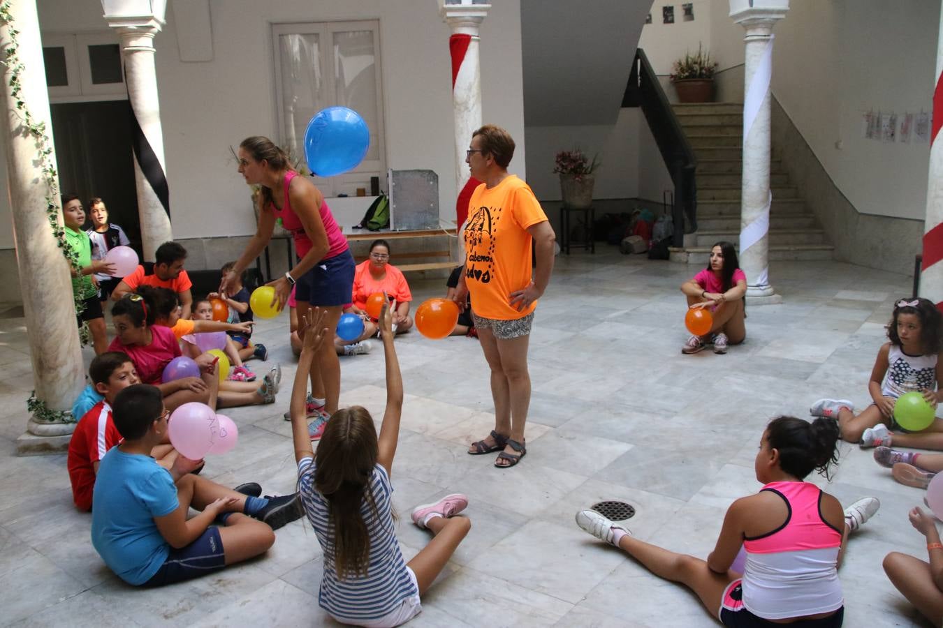 'Euexia Rural' ha celebrado, este fin de semana, su primer 'Campus deportivo inclusivo'. La actividad se ha desarrollado en el Palacio de los Guzmanes y ha contado con un variado programa de actividades: juegos acuáticos, 'máster chef', cine, baloncesto, fútbol, tenis, actividades nocturnas, etc. Jesús Sosa, presidente de la citada Asociación, ha señalado que «ha sido un campus muy diferente, tanto por el aprendizaje en diversidad de los niños como por el entorno en el que ha tenido lugar». Unas 55 personas, entre ellas, 25 niños, han formado parte de este Campus en el que «personas con discapacidad de nuestra asociación y otros colectivos en riesgo de exclusión social han participado con el rol de monitores, perdiendo, así, el rol de beneficiarios que han venido teniendo históricamente», indica Sosa. La actividad ha contado con el apoyo de la Fundación 'Alfonso Gallardo' y la colaboración de la Diputación de Badajoz, el Ayuntamiento de Jerez y la Fundación 'Decathlon'.